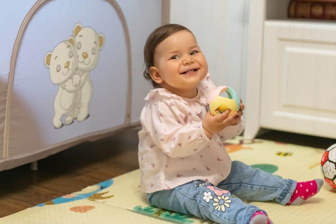 unicefのインスタグラム：「A moment of play = a lifetime of development  Through play, Bora and Jelena from Serbia are creating a nurturing environment for their 10-month-old daughter Marta .  Play is powerful. It helps children learn and make sense of the world around them. While they are having fun, they are working on critical parts of their development like building motor, cognitive, social and emotional skills.  © UNICEF/UN0845652/Pancic」