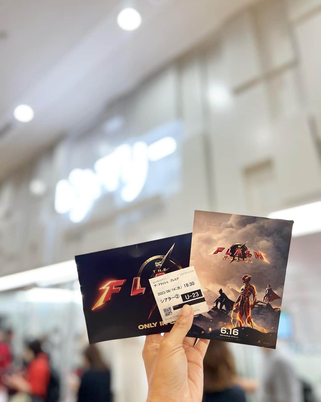 黒澤まさ美のインスタグラム：「⁡ 6月16日公開の「ザ・フラッシュ」プレミア#試写会 へ行ってきました🎥 これぞ#アメコミ といったユーモア溢れる演出や激しいアクションはもちろん 人生には解決できない問題もある、、といったような考えさせられる内容でとても面白かったです☺️ やっぱり大画面で見るDC作品はスカッとしますね👍🏼  個人的には主人公のフラッシュが時空を超えられる程の超高速ランナーで、ずっと高カロリーなものを食べていないとスタミナ切れになってしまうという設定に羨ましさを感じました。笑  @warnerjp_official #ザフラッシュ #PR」
