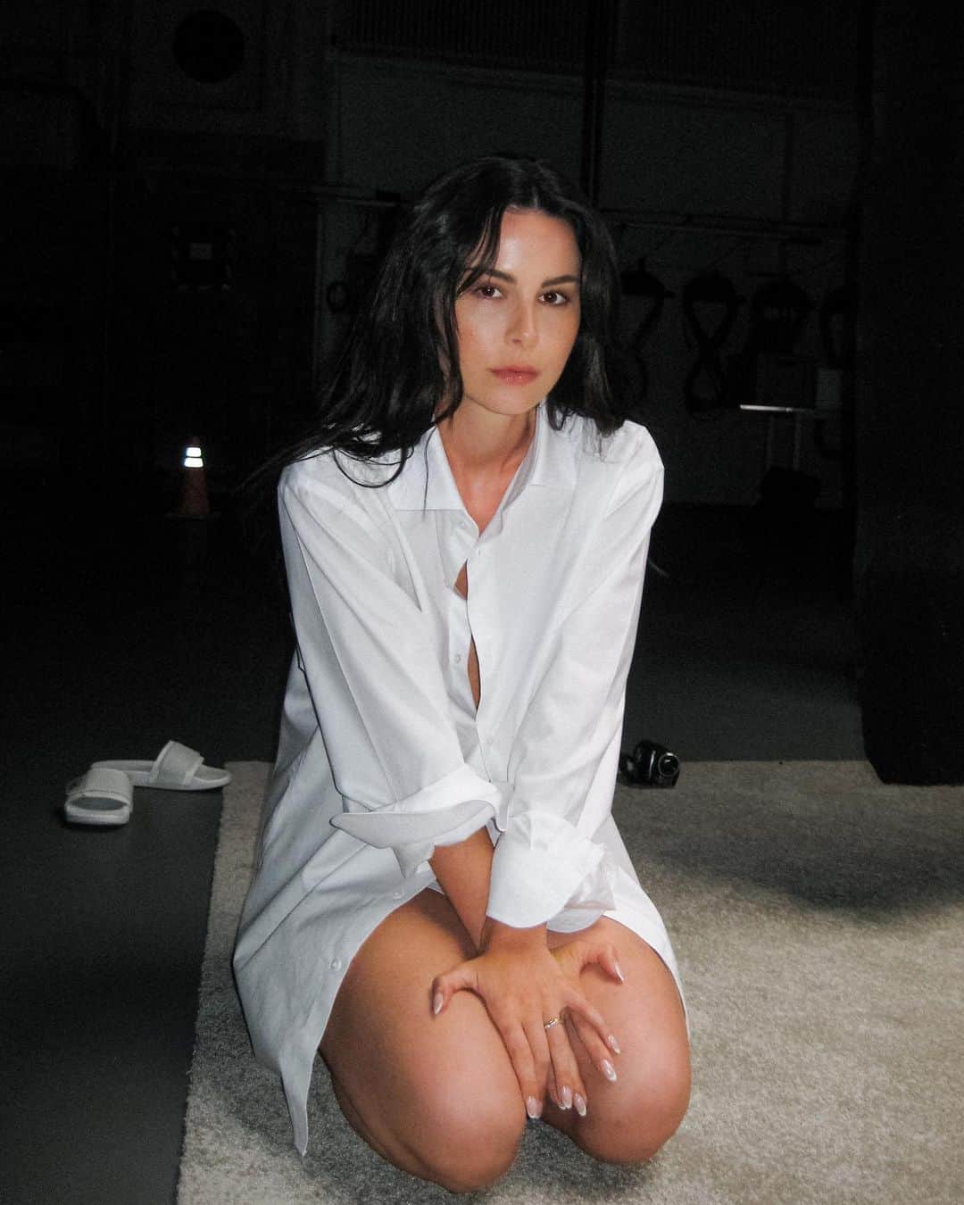 レナ・マイヤー＝ランドルートのインスタグラム：「Es geht endlich wieder los  Und ich fühle alles gleichzeitig  Vor allem aber Frieden und Dankbarkeit dafür dass ich so ein fucking glück habe. Gesund und sicher zu sein,  Familie und Freunde zu haben bei denen ich mich fallen lassen kann  Jeden Tag etwas machen zu dürfen was ich liebe. Die Möglichkeit entscheiden zu können, frei denken und handeln darf. Meine fresse ist das unglaublich!  Danke an so viele tolle Menschen die mich unterstützen, an die tollste Community die an meiner Seite ist in allen Hochs und Tiefs. Ich sehe euch ❤️   Danke an mein Team, das ist erst der Anfang von dem neuen Kapitel und ich bin unglaublich froh dass wir ehrlich und auf Augenhöhe mit einander arbeiten, kommunizieren- sind .   Heute wird noch ein verrückter Tag, lasst euch das gesagt sein. Der Tag heute hat ein paar mehr Stunden als sonst😂   ♥️ u」