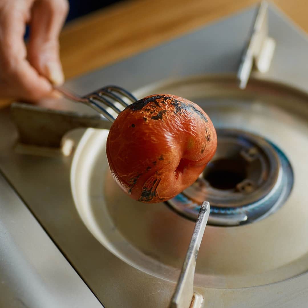 北欧、暮らしの道具店さんのインスタグラム写真 - (北欧、暮らしの道具店Instagram)「酸味とコクがやみつきになる「トマトのビネガークリームパスタ . - - - - - - - - - - - -  さっぱりしたものが恋しい夏。 お酢の力でいつもの料理も 食べやすくアレンジしたいものです。  そこで今回は料理家のスズキエミさんに、 お酢を効かせたレシピを教わりました。  今回は手軽なパスタ。 夏には避けがちなクリームソースも、 お酢でこんなに変わるんです。  - - - - - - - - - - - - - - - - - 濃厚、なのにさわやか 「トマトのビネガークリームパスタ」 - - - - - - - - - - - - - - - - -  【材料】（2人分）�スパゲッティ（1.7mmくらいの太さ）…200g 玉ねぎ…1/4玉 しめじ…1/3株 トマト…中1玉 ベーコン…3枚 にんにく…1片  オリーブオイル…大さじ1 生クリーム…100cc 米酢…大さじ1 （仕上げに）こしょう、パルメザンチーズ…適量  ※お酢はまろやかで食べやすい米酢がおすすめ。 　なければ穀物酢でも作れます。  【作り方】 ❶玉ねぎは5mm幅のくし切りに、 しめじは石づきをとって手でほぐし、 ベーコンは1cm幅に切る。 にんにくは半分に切り、エグみのある芯を取り除き潰す。 トマトは皮をむきざく切りにする。  ◎トマトは湯むきしなくても、 フォークに刺してコンロでさっと炙れば かんたんに皮がむけます。  ❷ 沸騰したたっぷりのお湯に1%の塩を加え、 袋の表示より1分短くパスタを茹でる。  ❸フライパンにオリーブオイルをしき、 にんにくを入れて中火にかけ、 香りが立ったら玉ねぎとベーコンを加えて炒める。 ベーコンが白っぽくなったら、トマトとしめじを加え、 トマトから出てくる水分で全体が しんなりするまで煮詰める。  ❹中火のまま生クリームと酢を加え、 ひと煮立ちさせたら、茹で上がったパスタと ゆで汁80mlを加えて全体を絡めればできあがり。 仕上げに好みでこしょう、 パルメザンチーズをかける。  - - - - - - - - - - - - - - - - - - - - - - -  スズキさん：�「味付けはパスタのゆで汁に入れた塩だけなので、 味見して足りなければ好みで塩を足してください。 お酢を合わせても負けないように、 ソースはしっかり濃厚に仕上げています。 なので牛乳ではなく、生クリームを使ってくださいね」  #food#foodstagram#レシピ#晩ごはん#夕飯#ランチ#今日のごはん#昼ごはん￼#パスタ#パスタランチ#パスタレシピ#トマトクリームパスタ#お酢#お酢レシピ#さっぱりレシピ#夏レシピ#トマト#料理#スズキエミ さん#暮らしを楽しむ#日々の暮らし#北欧#暮らし#北欧暮らしの道具店」6月16日 17時03分 - hokuoh_kurashi