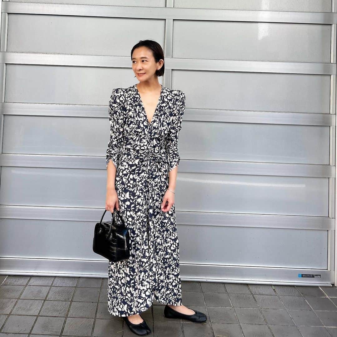 佐藤佳菜子さんのインスタグラム写真 - (佐藤佳菜子Instagram)「今日は 元気を少し出していきたい 気持ちだったので 肩が威張っているドレスを 選びました。  威張っている割には さらさらで 軽くて好きです。  たまには。」6月16日 17時03分 - kanakosato1019