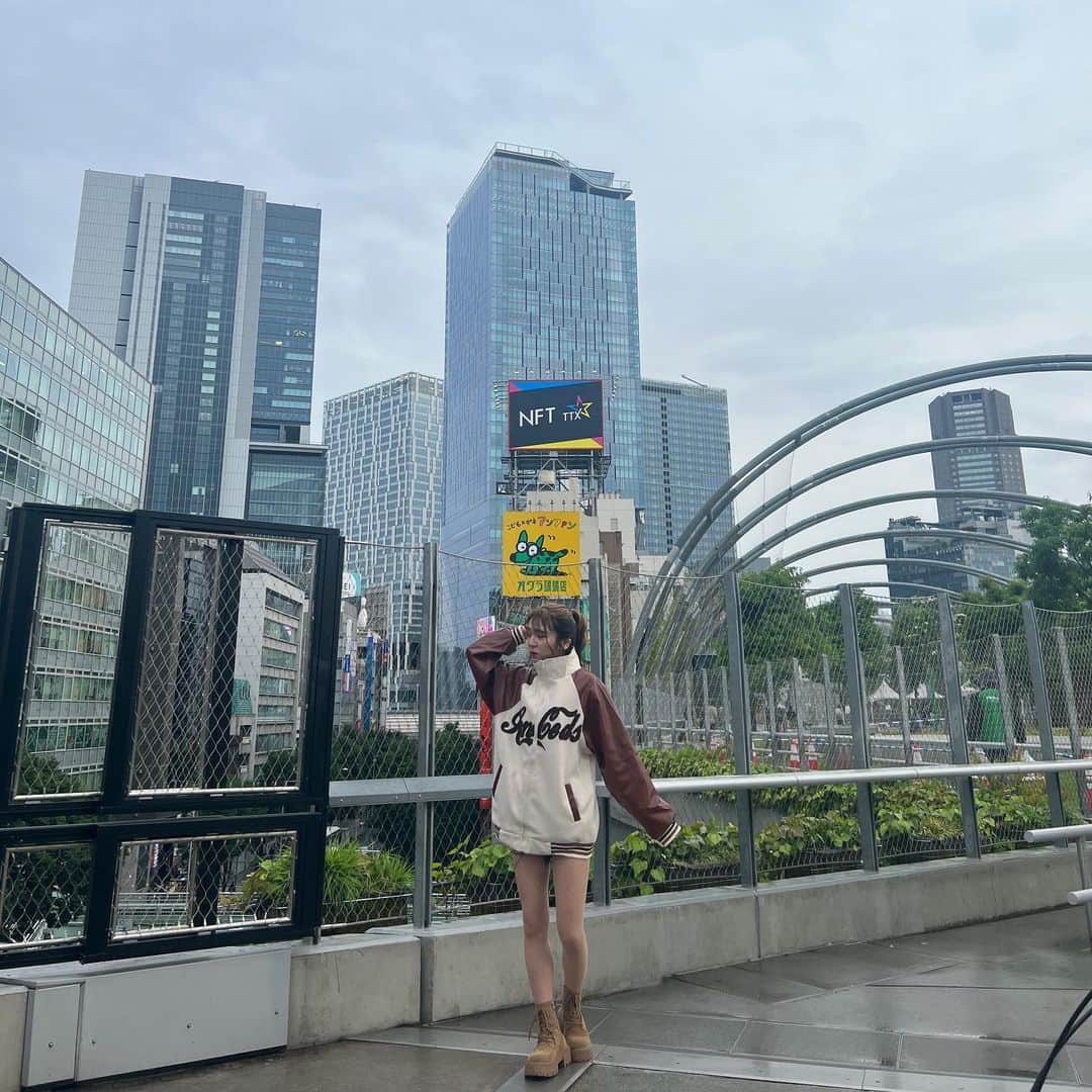 のインスタグラム：「#mayus_style_ ⛲️🩵  ずーーっと載せ忘れてた！笑 スタジャン鬼カワなの！🤎」