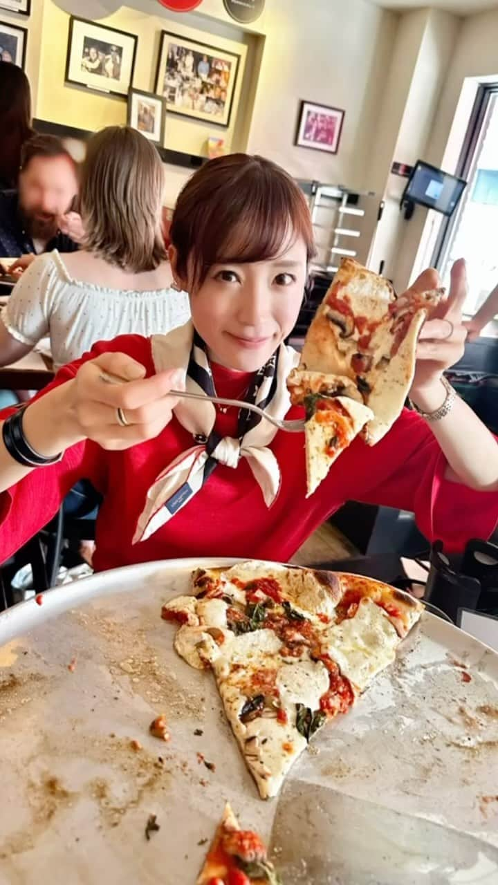 小林真由のインスタグラム：「NY gourmet🍝🥣 ⁡ リールというよりスライドショー。笑 Juliana's pizza 📍Brooklyn Philippe chow 📍Upper eastside Carmine's 📍 Times Square ⁡ ⁡ この3つが中でも印象的🍽️ 子供達が時差で夕食時だけ寝ていたので毎晩ゆっくり食べられました✨ありがとう！！👧🏻👦🏻 (＝帰ってからが毎晩まあ大変。)  ⁡ ⁡ ⁡ ⁡ #ファッション #コーデ #ママコーデ #女の子ママ #男の子ママ #ママライフ #コーディネート #４歳 #２歳 #二人育児 #ニューヨーク #旅行 #ニューヨーク旅行 #子連れ旅行 #ニューヨークグルメ #julianaspizza #philippechow #carmines #Brooklyn #uppereastside #timessquare #nyc」