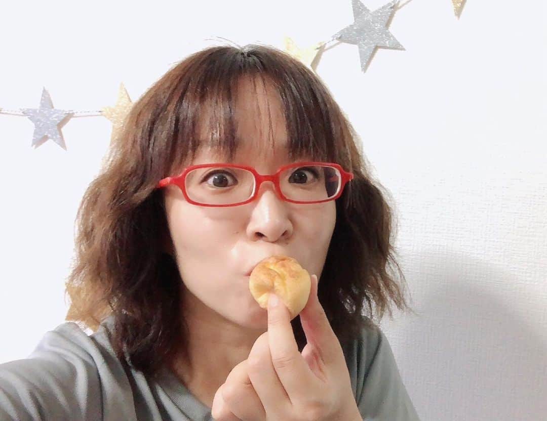 Megumiのインスタグラム：「間食タイム😋  #なめらかカスタードのプチシュー12個  #ローソン #LAWSON  #paix2megumi #paix2めぐみ」