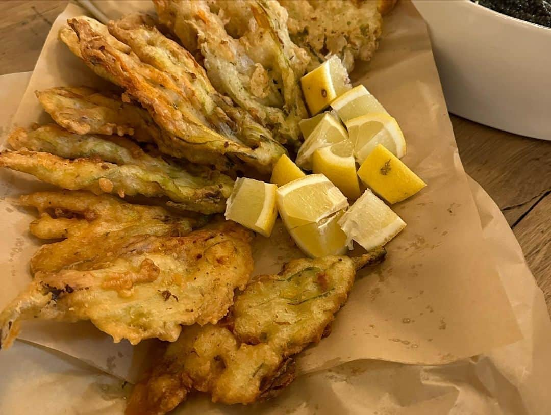 レイチェル・レイさんのインスタグラム写真 - (レイチェル・レイInstagram)「Feeling inspired (and very full!!) 🤌 under the Tuscan sun…  🍅 Artichokes w tomato salad  🧀 Local charcuterie and cheese   🍮 Celery root flan   🥖 Ramp pesto crostini   🌱 Fried beer-batter zucchini flowers」6月17日 2時30分 - rachaelray