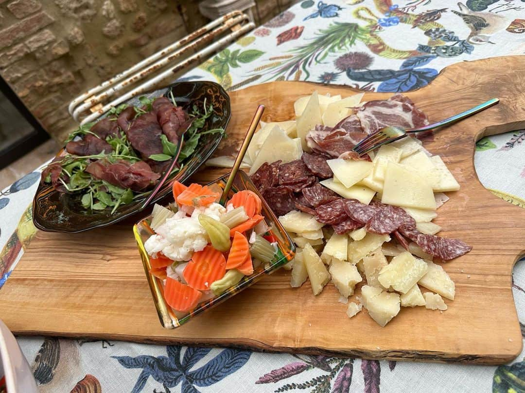 レイチェル・レイさんのインスタグラム写真 - (レイチェル・レイInstagram)「Feeling inspired (and very full!!) 🤌 under the Tuscan sun…  🍅 Artichokes w tomato salad  🧀 Local charcuterie and cheese   🍮 Celery root flan   🥖 Ramp pesto crostini   🌱 Fried beer-batter zucchini flowers」6月17日 2時30分 - rachaelray