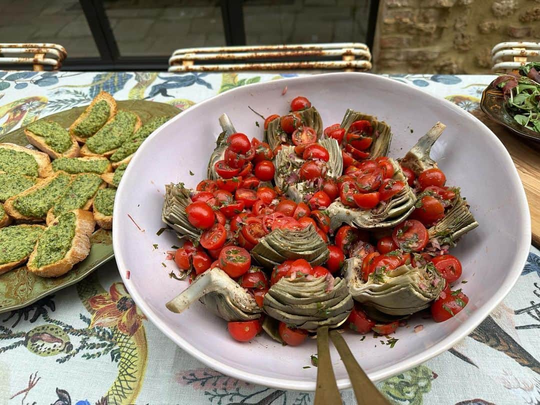 レイチェル・レイのインスタグラム：「Feeling inspired (and very full!!) 🤌 under the Tuscan sun…  🍅 Artichokes w tomato salad  🧀 Local charcuterie and cheese   🍮 Celery root flan   🥖 Ramp pesto crostini   🌱 Fried beer-batter zucchini flowers」