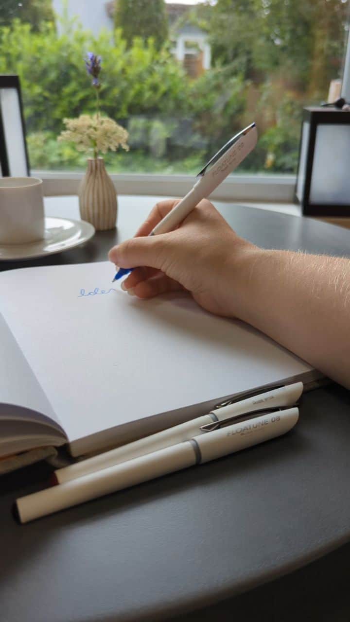 Pentel Canadaのインスタグラム：「Let your ideas flow like a gentle rain with our new Floatune pen! This new water based ink formula with an oil based lubricant makes it one of the smoothest writing experiences you'll ever feel.   You can find it in several University Bookstores in Canada or at Pentel Canada's shop at Amazon.ca  #floatune #floatunepen #pentel #pentelcanada #stationeryaddict #stationery #pens #writing」