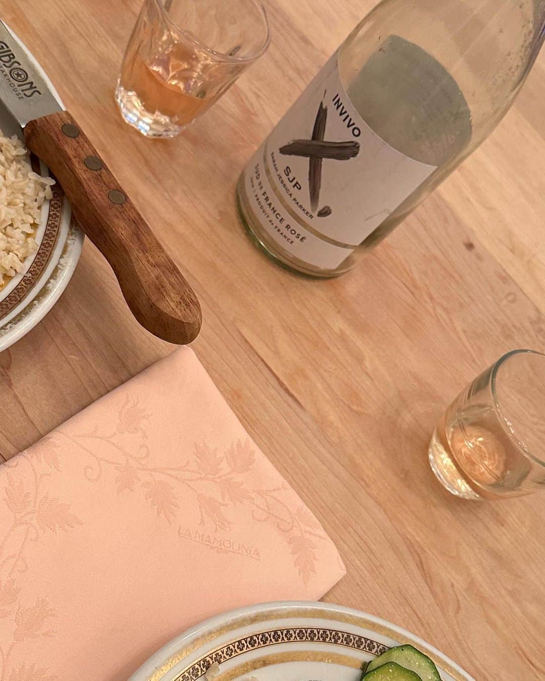 サラ・ジェシカ・パーカーのインスタグラム：「Just us 2 last night. A @jacquespepinfoundation recipe (thanks Matthew) and my first @invivoxsjp Rosé of the summer.  Quiet.  Nice.  Dishes could be washed by hand.  X, SJ」