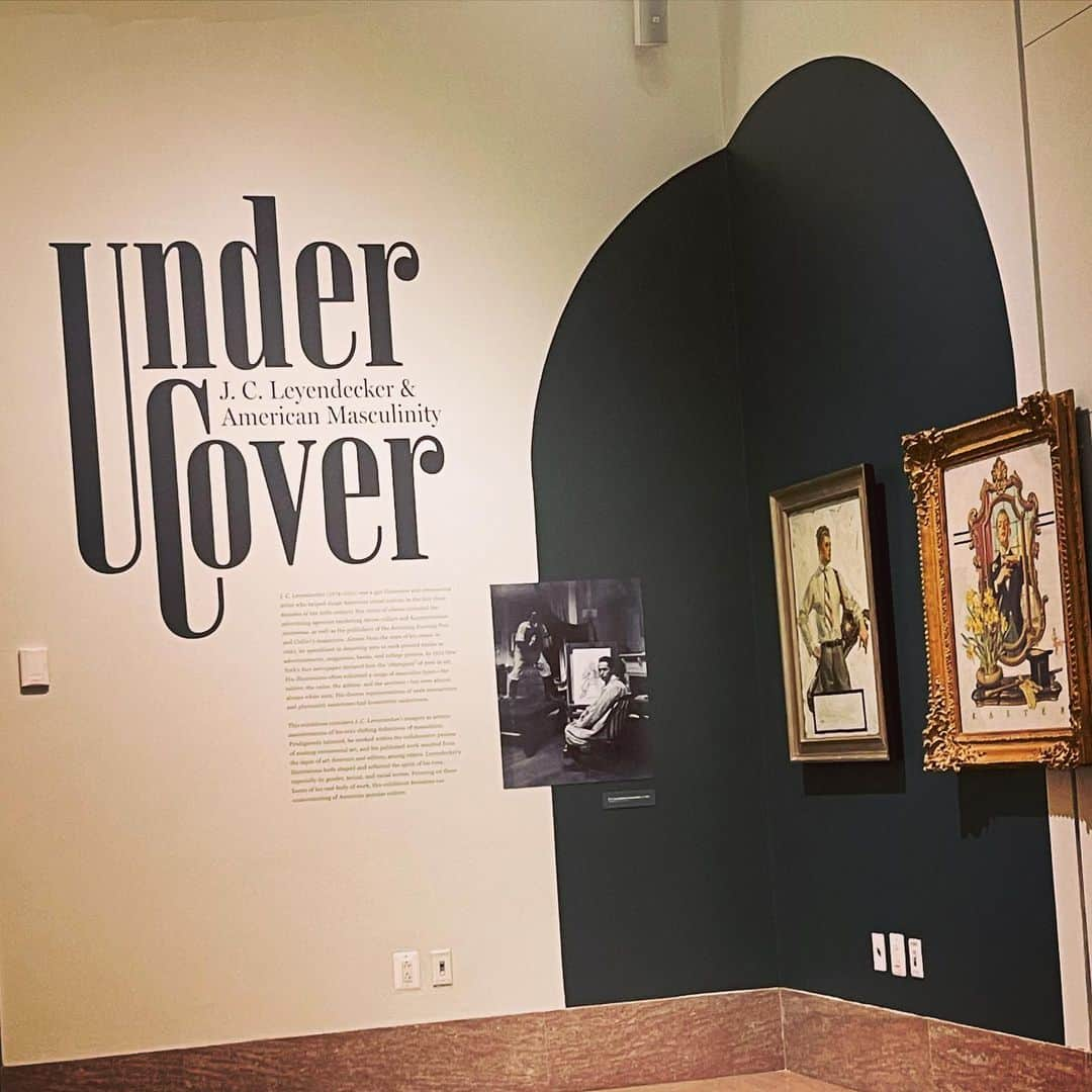 セサラーニのインスタグラム：「#NEW YORK HISTORICAL SOCIETY  #UnderCover J.C. Leyendecker & American Masculinity  #salvatorecesarani  #American Men’s Art at its finest」