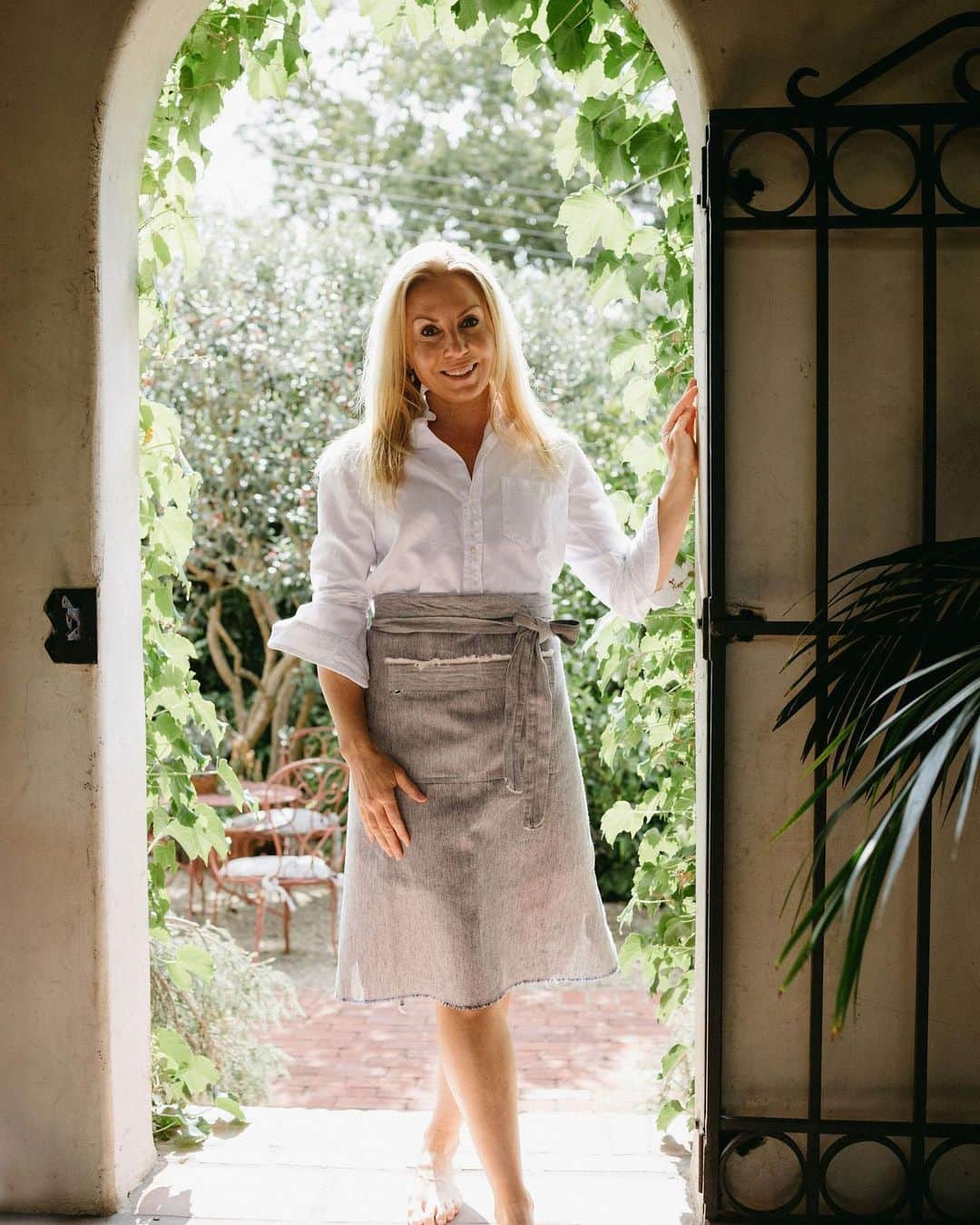 フランク&アイリーンのインスタグラム：「For Southern California cookbook author, master gardener, and "serial entertainer" Valerie Rice, there's no party like a garden party! Follow her lead on planning (and dressing!) for your own summer soirée! #FrankandEileen」