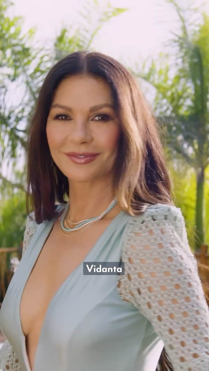 キャサリン・ゼタ・ジョーンズのインスタグラム：「🌟 Your Exclusive Invitation Awaits! 🌟 Escape to a world of luxury and entertainment with Vidanta. Watch Catherine Zeta-Jones, as she shares her love for Vidanta and invites you to be part of something extraordinary. Don’t miss the exclusive preview of the first phase of the upcoming theme park from August 1st to November 12th at Vidanta Nuevo Vallarta. Limited spots are available, so call now and let the unforgettable adventure begin! 1-800-292-9446 ✨🌴 #VidantaLuxury #OnlyatVidanta」