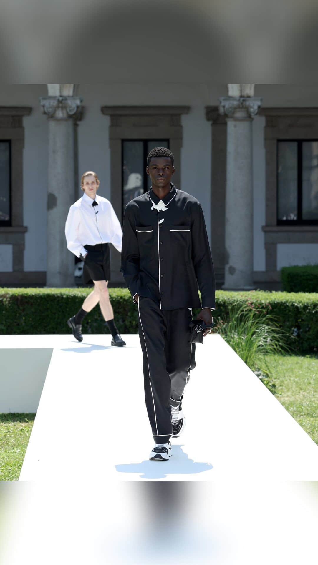 Fashion Weekのインスタグラム：「Valentino kicked off #MilanMens with a dedicated menswear S/S24 runway show, relinquishing its co-ed format of the last 3 years. Entitled, “Valentino The Narratives”, the show was intentionally held in the courtyard of Università degli Studi di Milano Statale in an effort to “inspire and stimulate the next generation.”」