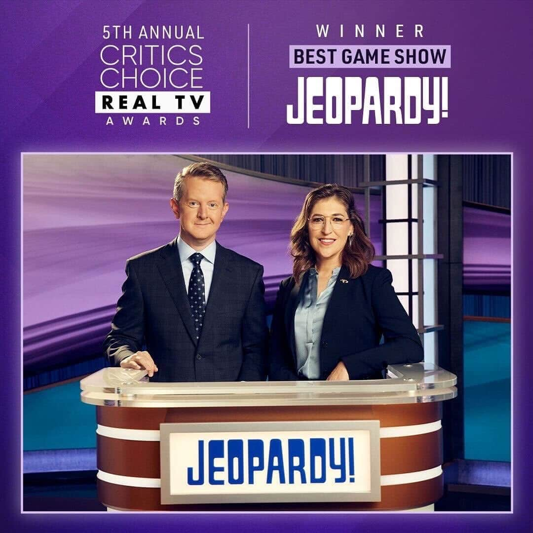 メイム・ビアリクさんのインスタグラム写真 - (メイム・ビアリクInstagram)「Wow! What an honor it is to be part of such an iconic and remarkable show. Repost @jeopardy : We wouldn't be here without you 💙 We're honored to be recognized by the @criticschoice Real TV Awards for Best Game Show. #Jeopardy #CriticsChoiceAwards」6月17日 2時53分 - missmayim