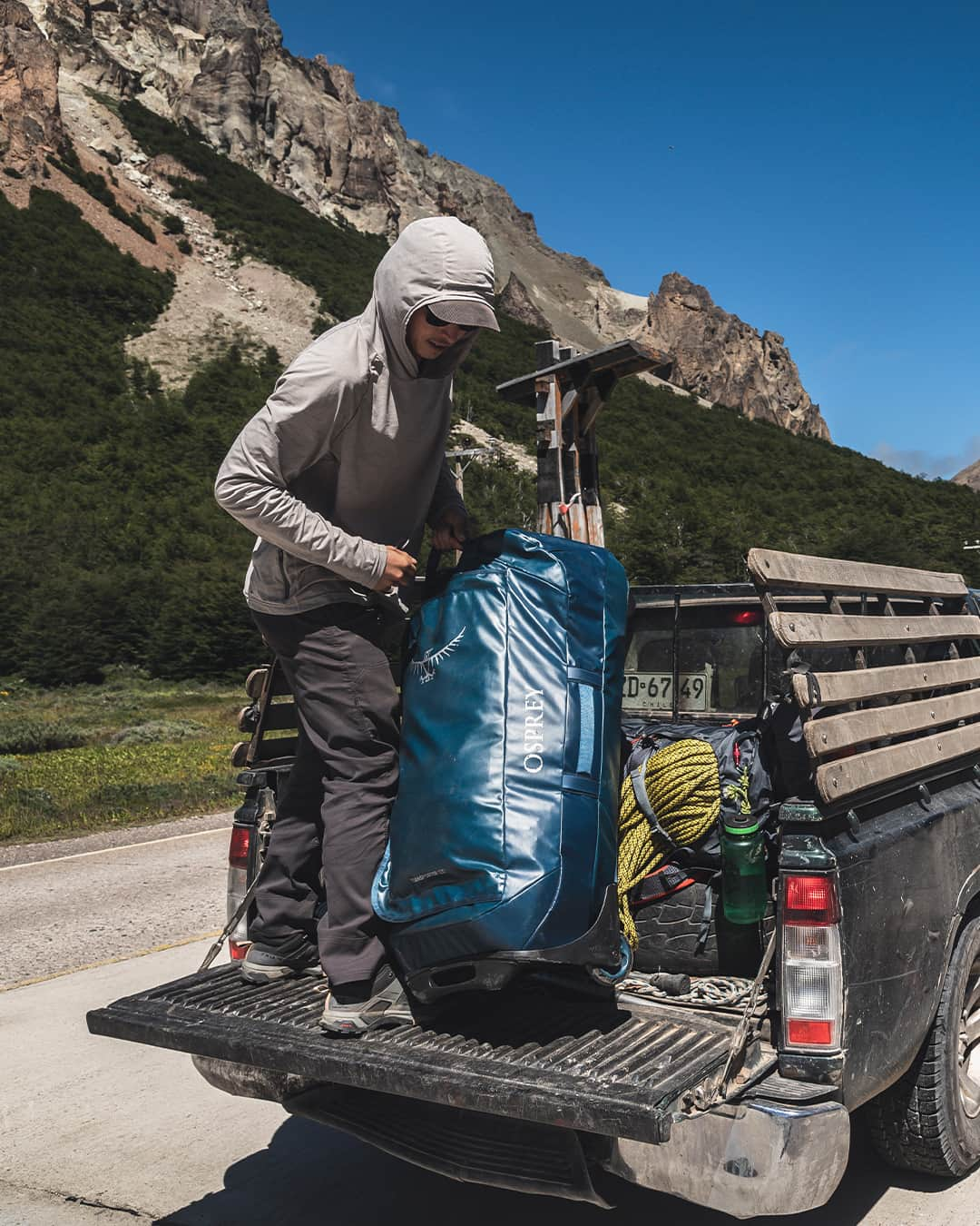 オスプレーさんのインスタグラム写真 - (オスプレーInstagram)「For adventurers who choose the road less traveled, or just travel by less conventional means.   The Osprey Transporter™ Family - adventure guaranteed!   #OspreyPacks」6月17日 3時01分 - ospreypacks