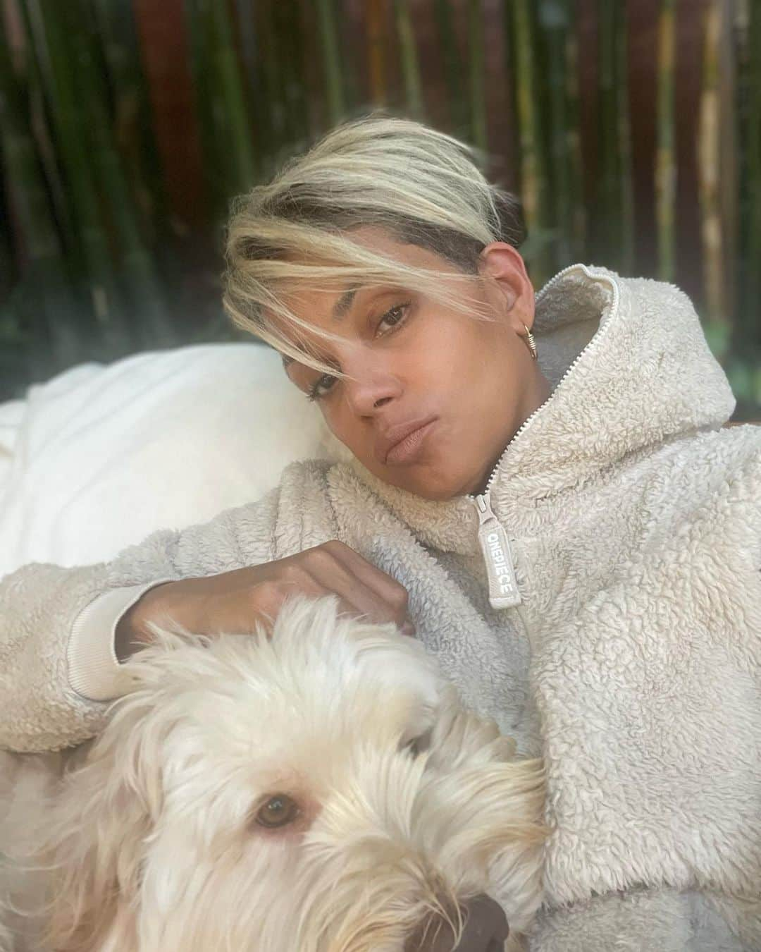 ハル・ベリーさんのインスタグラム写真 - (ハル・ベリーInstagram)「Can’t buy happiness but you can cuddle with it 💓」6月17日 3時07分 - halleberry