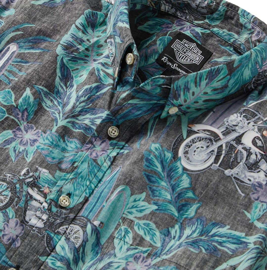 レインスプーナーのインスタグラム：「Happy Aloha Friday! Today we celebrate the launch of our Harley-Davidson® x Reyn Spooner collaboration. This collaboration merges our classic Aloha style with the rich tradition of the iconic motorcycle brand with a print that highlights archival bikes from Harley-Davidson’s 120-year history. Available at select @harleydavidson dealerships and online on their site.」