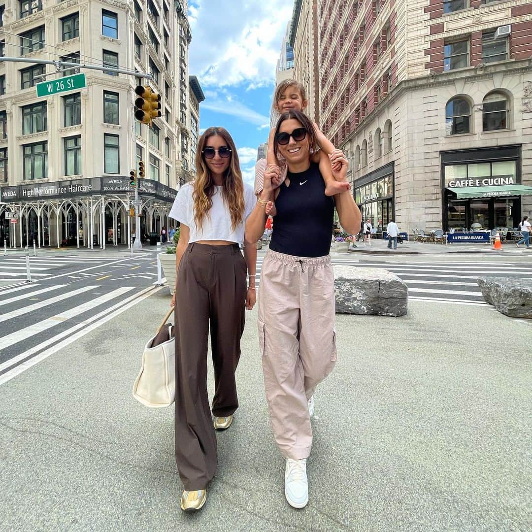 アレックス・モーガンのインスタグラム：「24-hours in NY!」