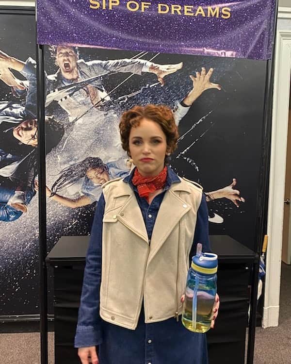 リンジー・ピアースのインスタグラム：「Sip of dreams, indeed 😂😂  (Thank you @sentmenpod (@youvegotkev & @qubrown ) for picking up your tickets right as we were walking to places, because this photo would never have happened.)」