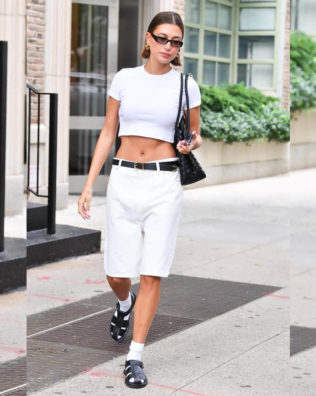 Just Jaredさんのインスタグラム写真 - (Just JaredInstagram)「Hailey Bieber steps out for the day wearing a crop top paired with socks and sandals. #HaileyBieber Photos: Backgrid」6月17日 3時28分 - justjared