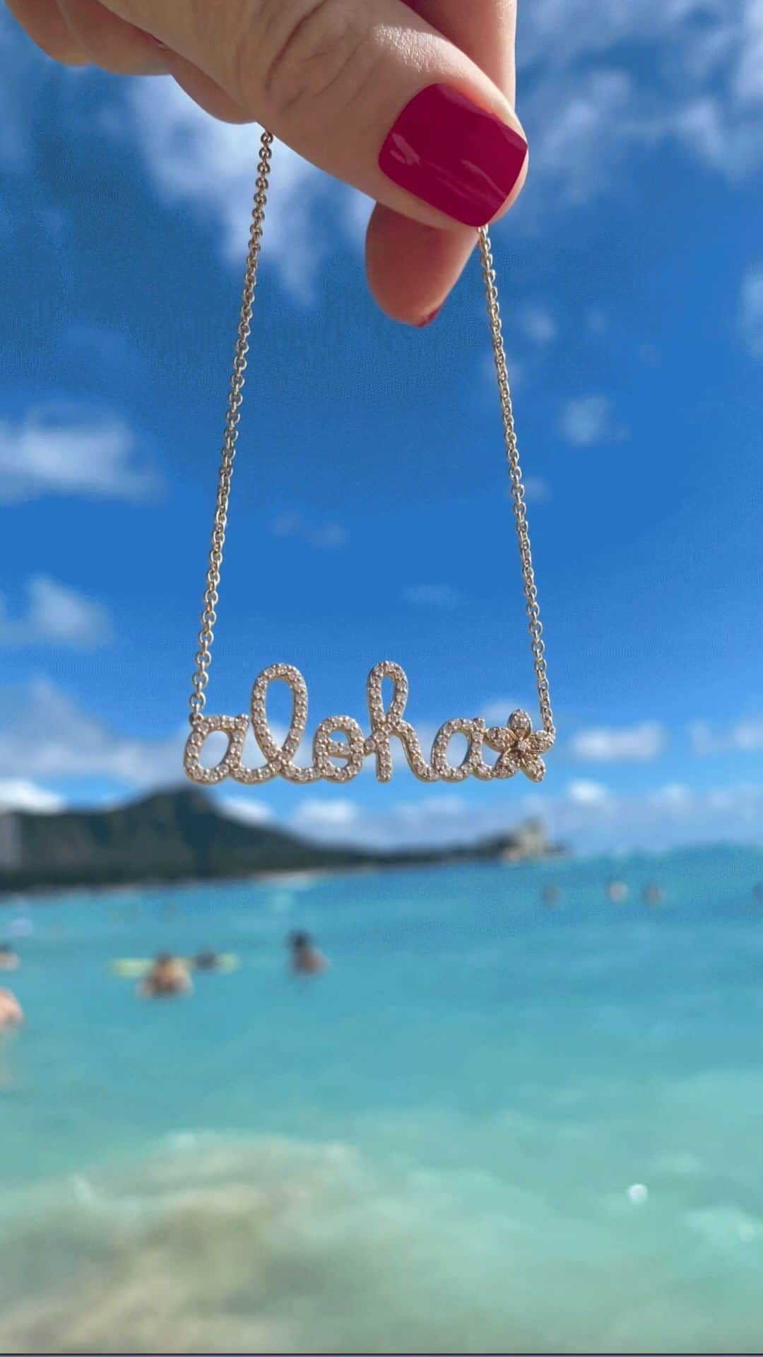 のインスタグラム：「Bring a touch of paradise wherever you go with our 14k Gold and Diamond Aloha Script Necklace 🌴💙 Customize your own necklace with select icons, available now online. #SydneyEvan」