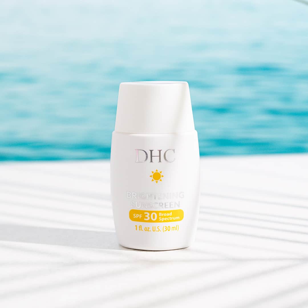 DHC Skincareのインスタグラム：「There's regular sunscreen and then there's Brightening Sunscreen ☀️ Uniquely formulated to go beyond just helping to protect your skin from the sun. It has added vitamin C, alpha-arbutin and olive derived nutrients to provide hydration, an antioxidant boost and help your skin look brighter. ⠀⠀⠀⠀⠀⠀⠀⠀⠀ ⠀⠀⠀⠀⠀⠀⠀⠀⠀ The perfect sunscreen to keep you protected all summer long ✨」