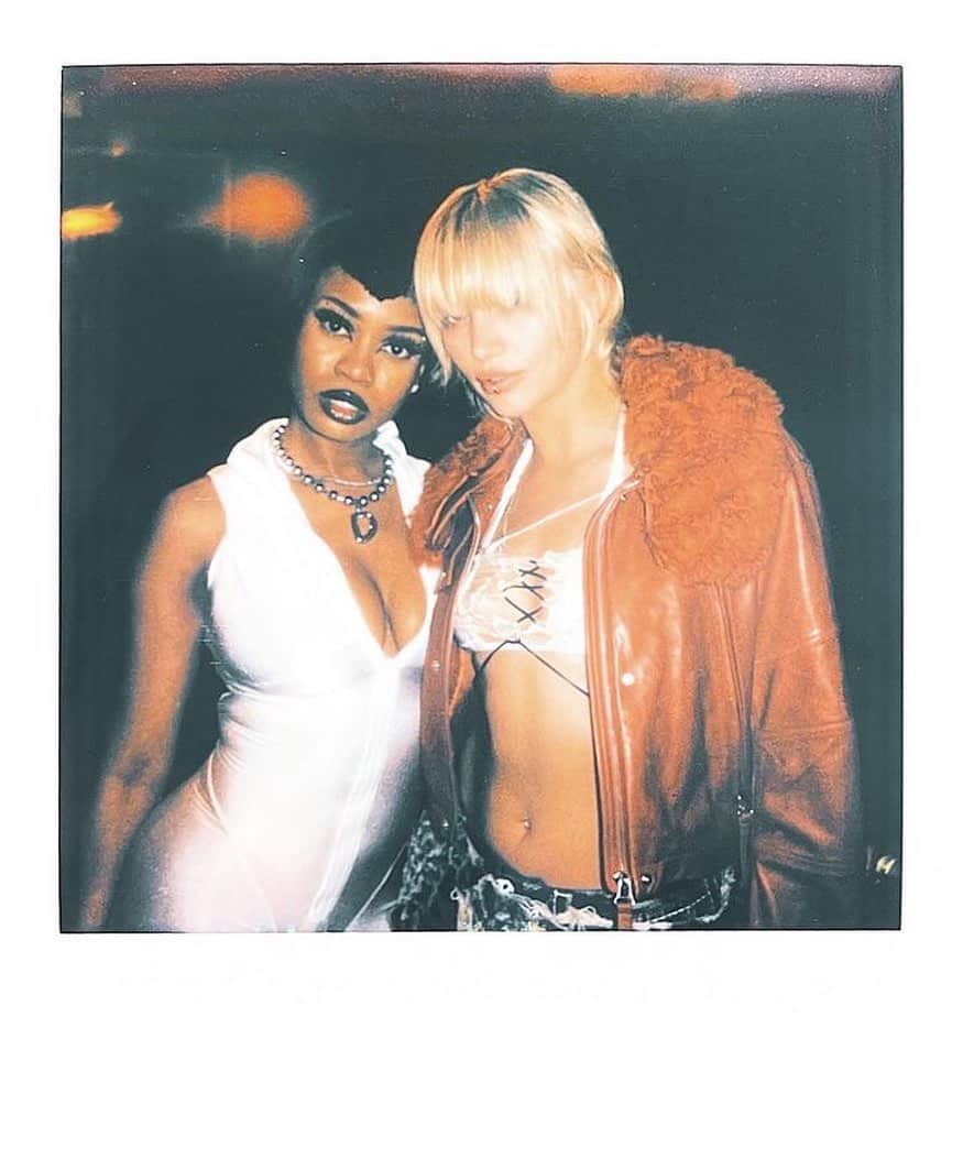 ケイリン・ルッソのインスタグラム：「🤒」