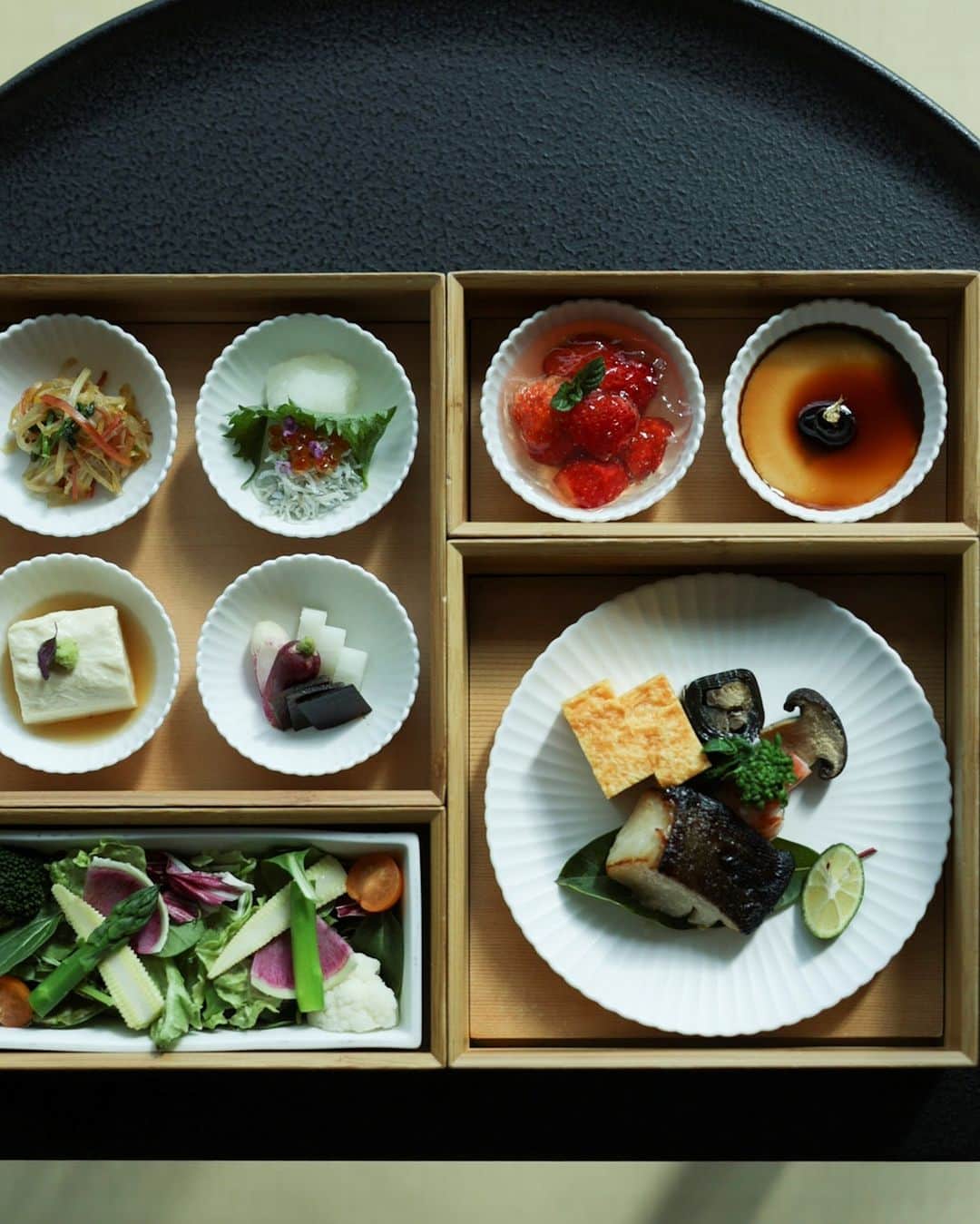 星野リゾートさんのインスタグラム写真 - (星野リゾートInstagram)「【四季折々のおかずを楽しめる和朝食】 📍星のや東京 - HOSHINOYA Tokyo  焼き魚や旬の食材を使った彩り豊かな小鉢を、星のや東京オリジナルの竹製のお重で提供。 炊き立てのご飯と四季折々のおかずを楽しめる日本旅館ならではの朝食で、ゆったりとした朝のひと時をお過ごしください。  #HoshinoResorts #星野リゾート #hoshinoya #星のや #リゾートホテル #ご褒美旅行 #hoshinoyaTokyo #星のや東京 #東京ホテル #東京旅行 #おこもり宿 #ryokan #朝食」6月16日 19時00分 - hoshinoresorts.official