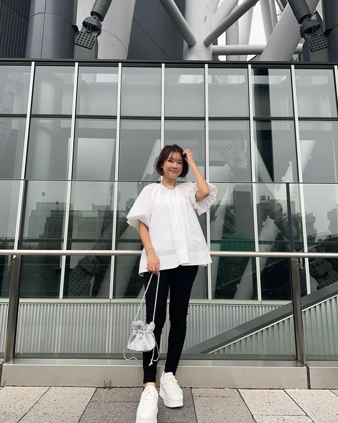 のインスタグラム：「安定のモノトーンカラーに久しぶりのスニーカーコーデ👟  お袖のボリュームがエレガントなブラウスは ROPÉ ×エディターの三尋木奈保さんコラボアイテム✨前後で着れる2wayで、首元のホックを外すと違った雰囲気で着れるの🥹🤍 先日Openしたばかりの@moi_yokohamatakashimaya でお持ち帰りしたアイテムだよ🤭オンラインストアのスタイリングも素敵だったから真似っこしよ💓  #moisalonetropé #モアサロンエロペ #ropéjp #ロペ #ropé #salonadametropé  #pr #横浜高島屋 #30代コーデ #イエベ #イエベ秋#30代ファッション #骨格ウェーブ #大人カジュアル #きれいめカジュアル#シンプルコーデ」