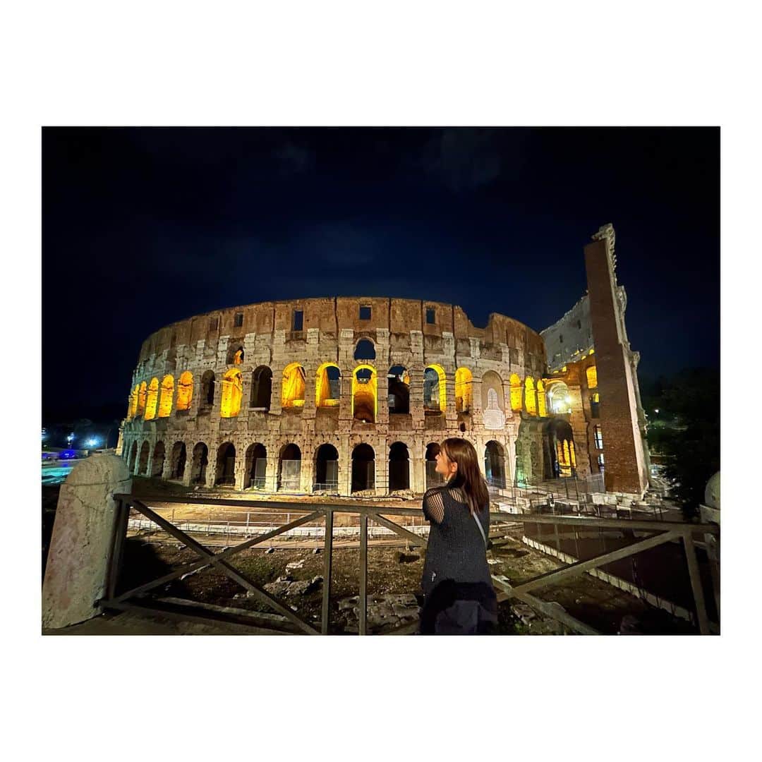 RENA（久保田玲奈）さんのインスタグラム写真 - (RENA（久保田玲奈）Instagram)「社会勉強の旅。まずは☝️  格闘家である以上 絶対に来てみたかった コロッセオに🥹‼️  鳥肌がとまらん。かっこよ。 昼と夜とで全然違う!!  『待て！悪党め！』を再現👊🏻  #Italia #colosseum #ドラゴンへの道 #ブルース・リー #brucelee」6月16日 18時54分 - sb_rena
