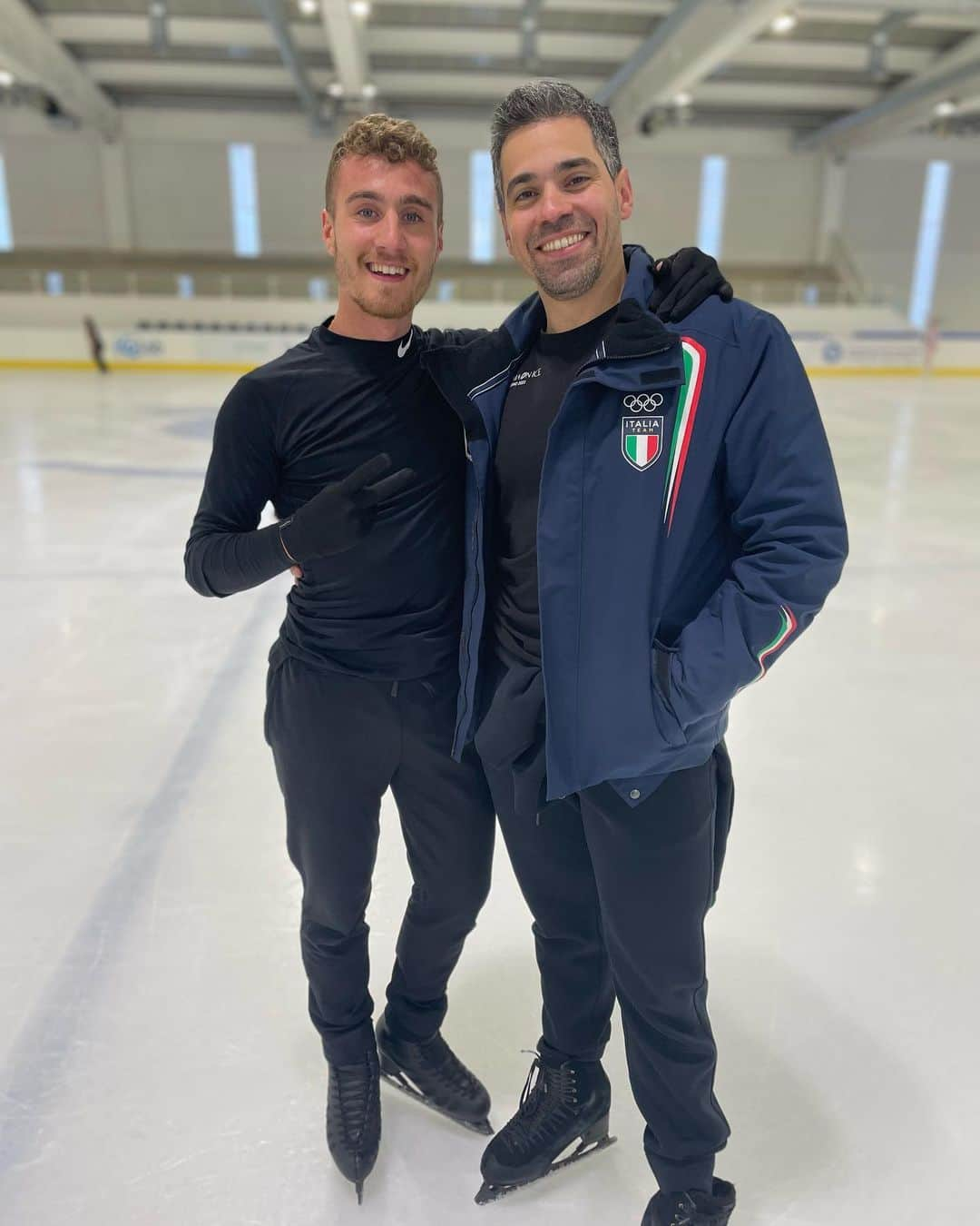 マッテオ・リッツォのインスタグラム：「FP 2023/24 Fix you 🟦 By @luca.lanotte_skater  • • #Figureskating #pattinaggiosughiaccio #pattinaggiodifigura #iceskating #ice #competitions #race #olympics #japan #italiateam #fisg4passion  #icelab #fiammeazzurre #go #travel #passport #happy」