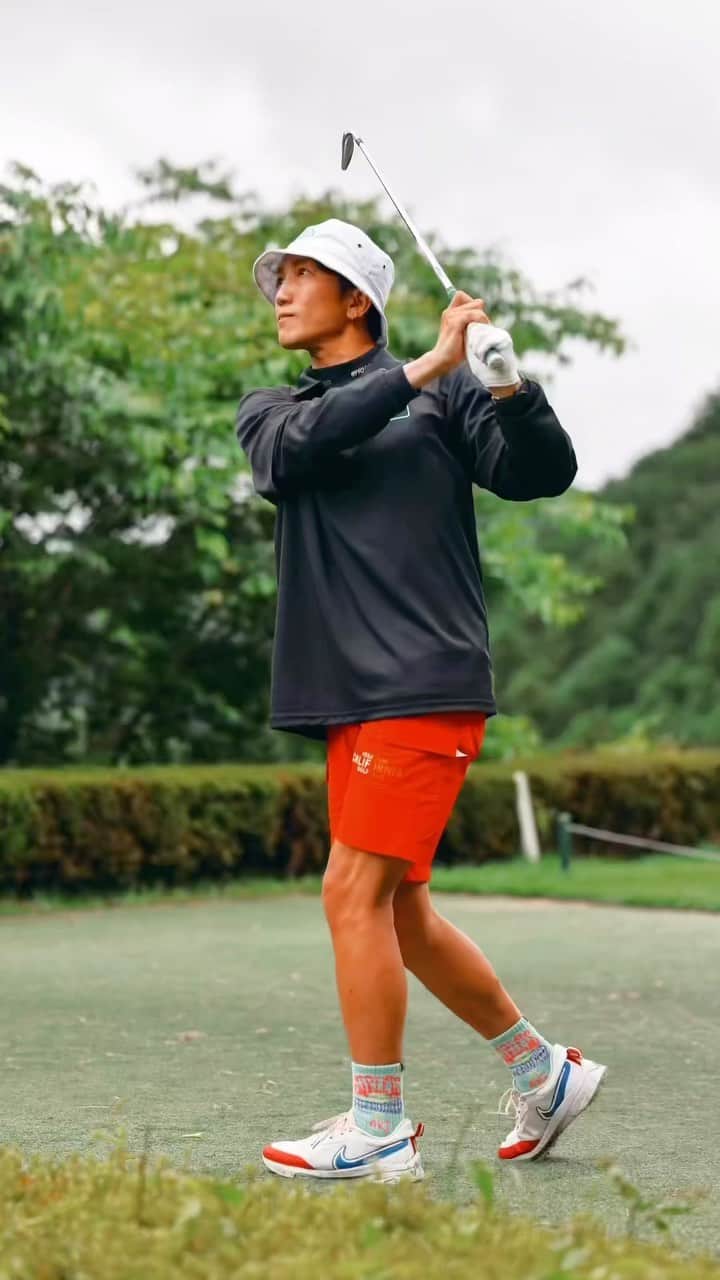 のインスタグラム：「※フラッシュの点滅にご注意ください  #かずプロgolftv 撮影中 @kazupro__golf  いつも出演させてくれてありがとうございます。  撮影 @manaphoto55  いつも素敵な写真をありがとうございます。  着用ポロシャツ @partee_club  KZP×PTC BACK LOGO POLO SHIRT / T.BLUE×BLACK  @reroom_cgc のハーフパンツもやっと履ける季節になってきた。  #ゴルフ #ゴルフ男子 #ゴルフスイング #ゴルフ好き #ゴルフ好きな人と繋がりたい #ゴルフ好きと繋がりたい #golf #golflife #golfislife #golfswing #golfstagram #letsgogolfing #parteeclub  #reroom #reroom_tokyo #reroom_cgc」