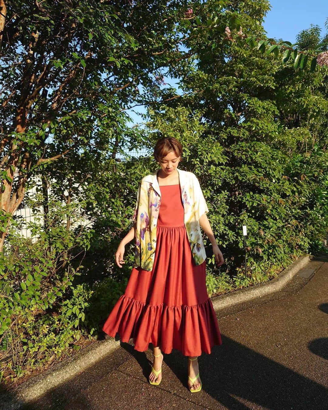 平アスカのインスタグラム：「みなさまこんばんは。 今日は LiLDORリルダールからのお知らせです。 先日お知らせがありました通り、協業させていただいている teshioni は7月末日をもってサービスの提供が終了になります。それに伴い、LiLDORの販売も終了致します。 急なお知らせになってしまい、申し訳ございません。  LiLDORはしばらく新作をつくることができていませんでした。その間、ブランドとしてどうしていくべきか、わたしの中で考えていて、「またつくりたい」という気持ちは大きかったのですが行動に移すことができないままの teshioni サービス終了の通知でした。  teshioni さんにはとてもさまざまななことを学ばせていただきました。  LiLDORは teshioniがあったから生まれたブランドで、そのきっかけをくださり、小さなブランドではありますが着てくださる方々に少しでも幸せを与えるお手伝いができたことに感謝しております。 販売前配信や試着会などでみなさまとコミュニケーションができたあの時間はわたしのなかで特別なのものになっています。 洋服の知識もないながら、「0からものをつくる」という貴重な経験をさせていただき、やっぱり　着るだけで心を豊かにしてくれる"服"が好きなんだなあと再確認しました。  急なことでしたのでこれからもブランドを継続していくかは未定ですが、またなにかしらの形で"ものづくり"というものに関わることができたらいいなと思っているところです。   LiLDORを知り好きでいてくださったみなさま、本当にありがとうございました。 teshioni 運営会社（株）ステイト オブ マインドのみなさま、パタンナーさま、縫製職人のみなさま、先輩デザイナーのみなさま、 LiLDORに関わってくださったみなさま、 とても不器用なわたしですが、 LiLDORを一緒につくってくださり、誠にありがとうございました。  LiLDORデザイナー　平アスカ   LiLDORの商品は2023年7月末日までは販売しております。少しずつの在庫ではありますがそちらもチェックしてくださると幸いです。 #LiLDOR #リルダール #teshioni #nutte」