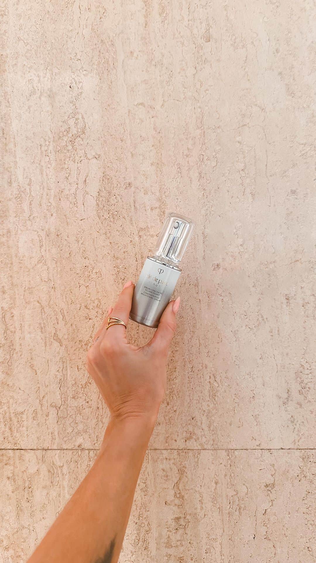 ビクトリアのインスタグラム：「{ad} London shopping day in @harrodsbeauty at the @cledepeaubeaute Radiance Takeover. You can personalise your products by a calligrapher on selective days, explore the Key Radiance Care range plus try the new Concentrated Brightening Serum. This science led innovation targets dullness by balancing out the skin’s microbiome whilst reducing dark spots and brightening the skin. Spend over £250 and receive 5 Key Radiance Care miniatures to take home too. The counter is here until June 25th 💫」