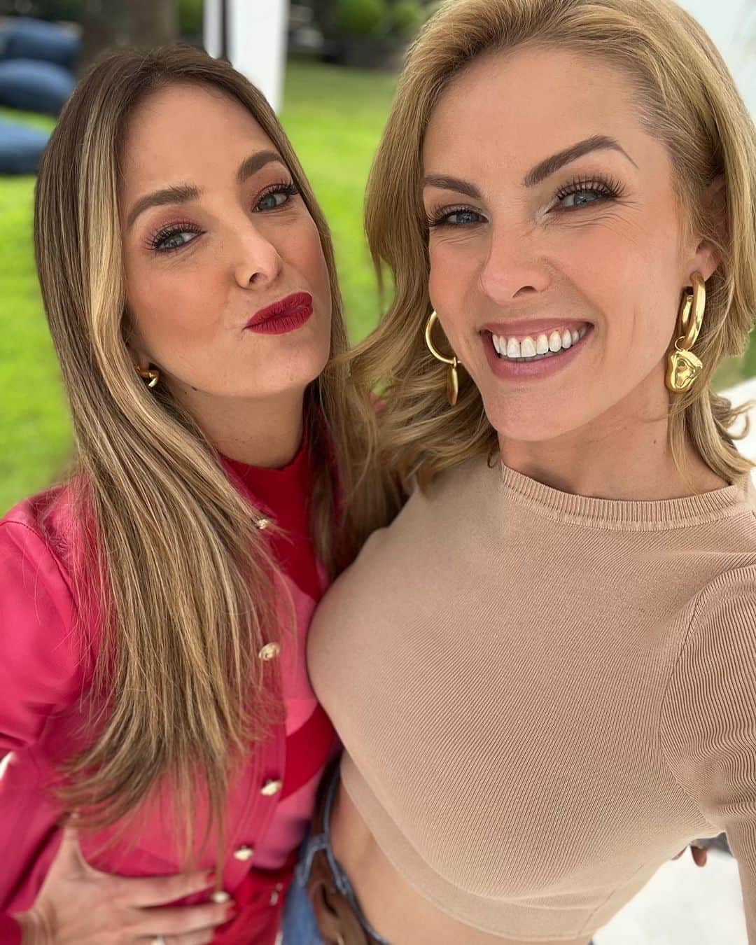 Ana Hickmannさんのインスタグラム写真 - (Ana HickmannInstagram)「Hoje é um dia muito especial!!! Dia em que minha amiga linda do coração completa mais um ano de vida!!! @ticipinheiro feliz aniversário!!!! Você merece todo sucesso!! Muita saúde!!! Mais amor!!! E muitas bençãos!!! Parabéns minha amiga linda!!! 🌸🌸🍾🎂🎂🧁🎂 #bday #ticipinheiro #friends #amiga」6月16日 18時58分 - ahickmann