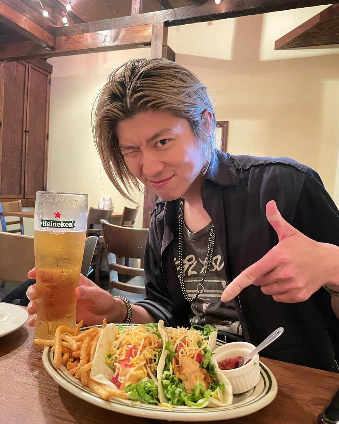 美留町恭兵のインスタグラム：「藤花食堂  タコス🌮とタコライス🍛が食べたくて、自分で検索して行って来たのですが！ ブリトー🌯がオススメという口コミを読んで！（ブリトーの🌯スタンプあるんだ😳） 牛バラとマカロニのブリトーを頼んでみました！  タコスもタコライスも美味しいのですが！ ブリトーが今まで食べて来たブリトーの中で一番美味しかったです✨ ブリトーで感動しました！  お酒も飲めるし、また行こっと😉  #食べるの大好き#食いしん坊万歳 #好き嫌いない#藤花食堂#タコス#🌮#タコライス#ブリトー#🌯 #お疲れ様#おつ#ふんわりアーティストなオトコ#美容師#画家#🎨#美留町kuu」