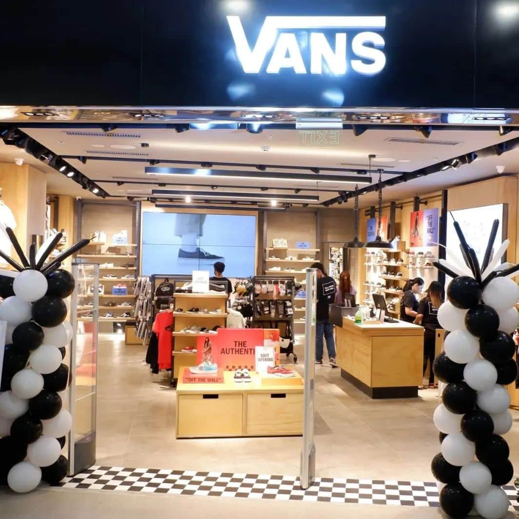 Vans Philippinesのインスタグラム：「We're NOW ON OUR SOFT OPENING, Vans Fam!  Say HELLO to our refreshed store and get a FREE GIFT when you shop for any Vans footwear, apparel and accessories from now until supplies last.   See you all there!  #VansPHxMarquee #VansPhilippines」