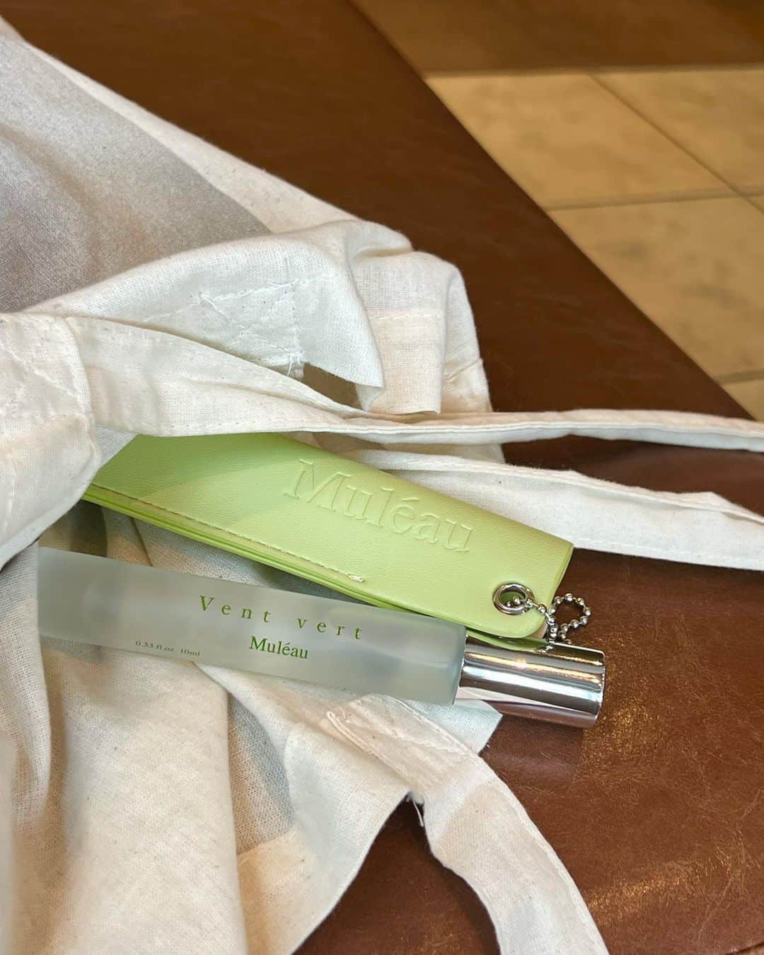 のインスタグラム：「@muleau_official  お待たせしました‼︎ Vent vert再入荷しました🌱 Vent vert(ヴァンヴェール)はフランス語で緑の風という意味で、草原で吹き抜ける風をイメージして作りました🫧 お花やサンダルウッド、ムスクの香りで爽やかな雰囲気の中にほのかに甘さもある香りです🌻 ぜひお香り楽しんでください❤️‍🔥」