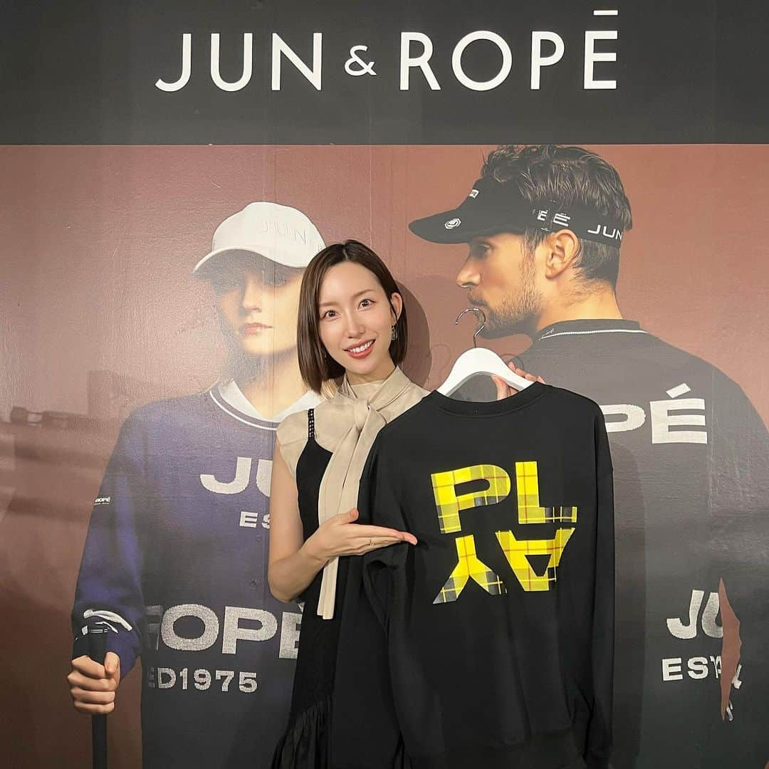 中島亜莉沙のインスタグラム：「JUN & ROPE 23-24秋冬の 展示会に行ってきたよ🖤 @junandrope   大人っぽい落ち着いたデザインが 多くて素敵だった😌✨  #junandrope  #ゴルフ #ゴルフウェア #ゴルフコーデ #スポーツウェア #ゴルフ女子 #スポーツ女子 #キャディーバッグ#ゴルフシューズ #golf #골프　#골프여자　#尔夫球 #高尔夫」