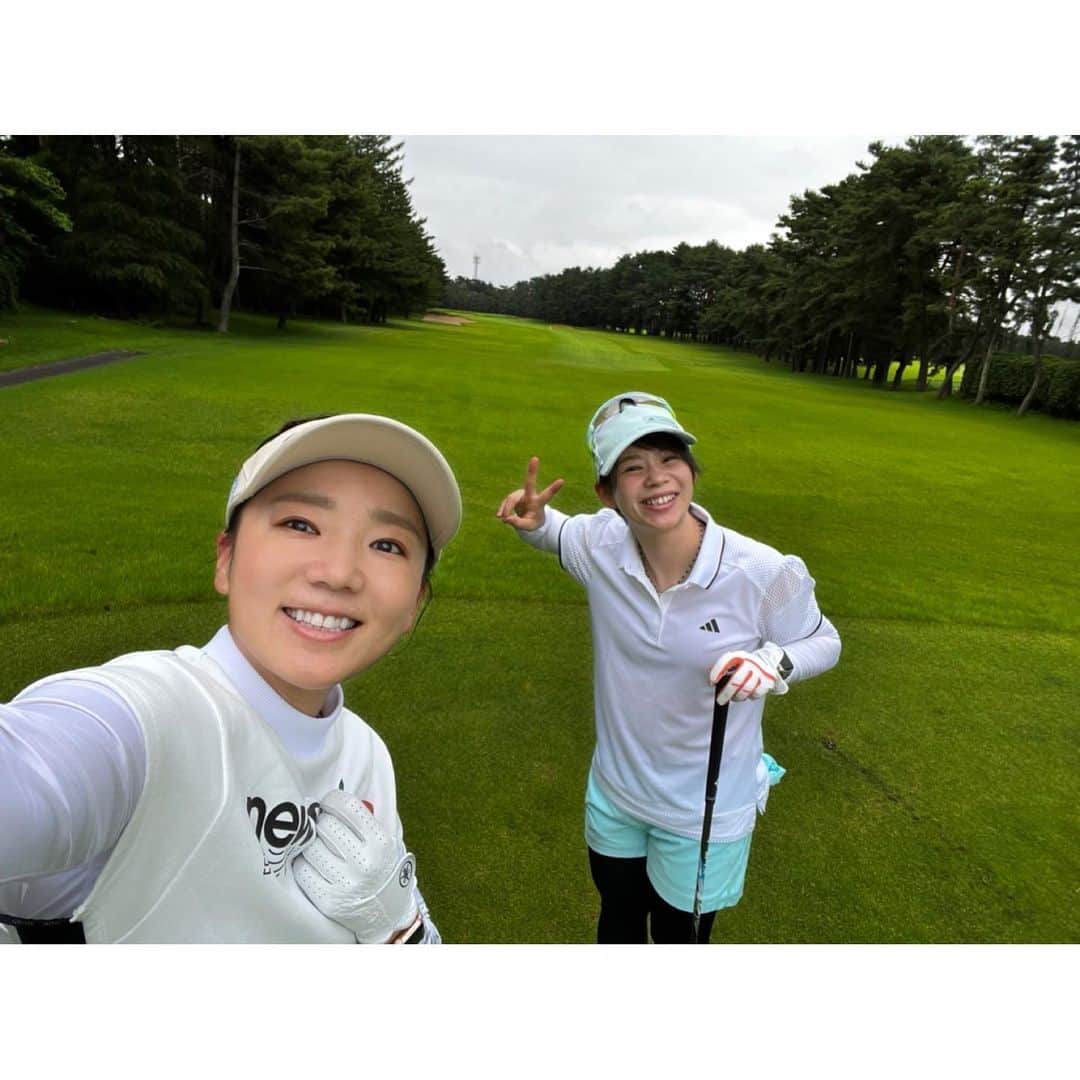 有村智恵のインスタグラム：「スピードスケートの高木菜那ちゃんがゴルフを始めて、記念すべき初ラウンドにお付き合いしました🤩！  この日までに数回のインドアレッスンを経て。 コースで教えた事はほぼ２つ。  #クラブ数本持って #打ったら走る　笑  この日までの自主練で手に豆ができるくらい打ち込んできたり、後ろを待たせないようにとにかく走ってって言ったら、後ろが居なくなっても走ってたり。  本当、トップを極めた人ってすごいなぁって感心させられることが多々ありました！  誰かの初ラウンドに付き合う事なんて滅多にないから（むしろ初めてクラブ握ったところから付き合ってる笑）、めちゃくちゃ成長が楽しみです🤩🤩❤️  #菜那ちゃん次のラウンドも頑張って #菜那ちゃんのスコアを計算するのに必死で #後から見返したら自分のスコア間違ってる #また回ろうね❤️」