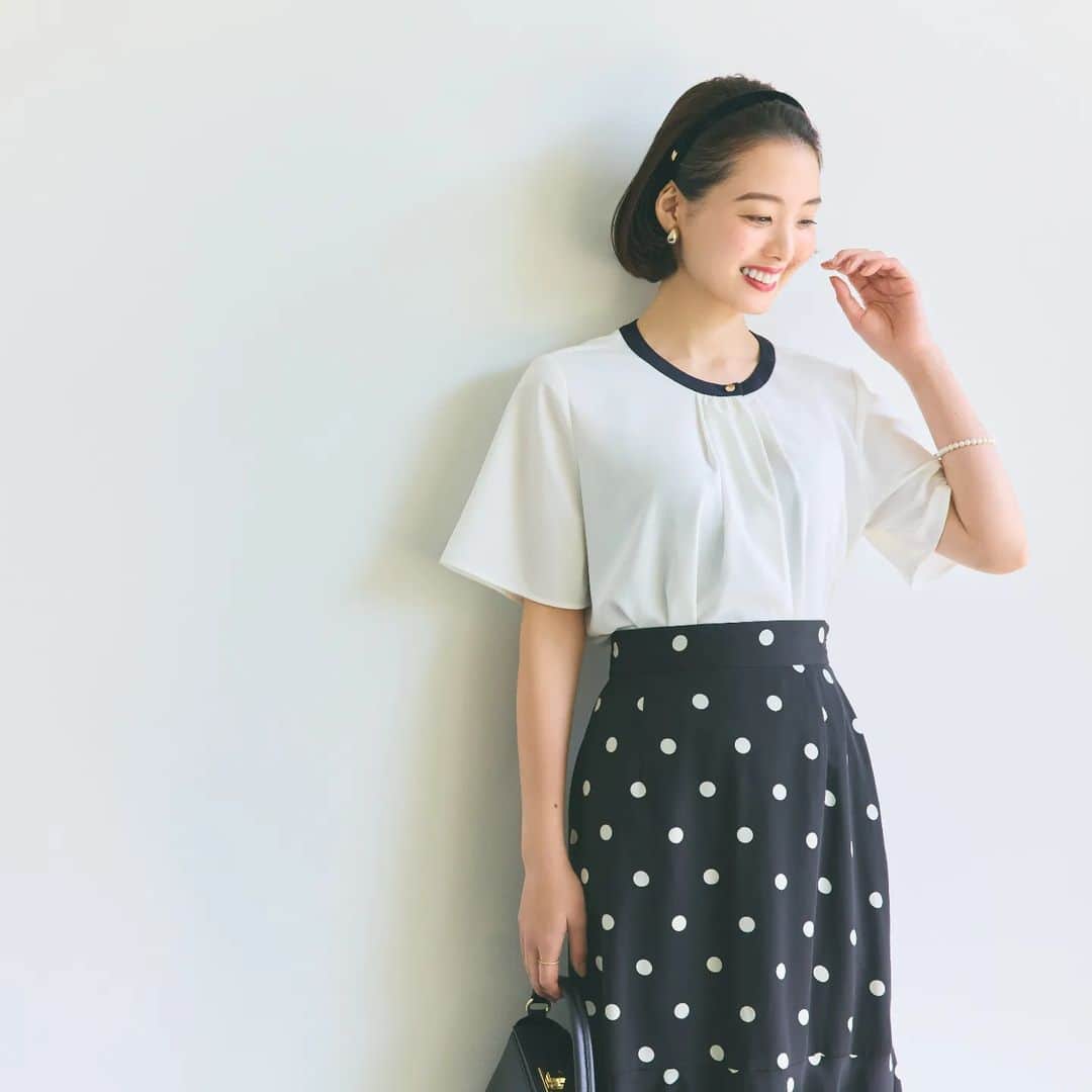 ayaka8880のインスタグラム：「. . @ropepicnic_official  . ロペピクニックのファンコミュニティコンテンツにて記事を書かせて頂くことになりました🖊 . 第一回目は『この夏、たった2枚のブラウスがあればどんな私も素敵でいられる』 . この白ブラウス、コーヒーを零してもへっちゃらなんです☕ . 白が汚れる色なんて時代はもう終わりなのかもと感じた一着…コラムっぽく書いております。 . 今後も色んなテーマの記事を控えておりまして、私もとっても楽しみ！ . ロペピクニックのライン登録でより読みやすくなりますので、 ぜひ登録&覗いてみてください👀 .」