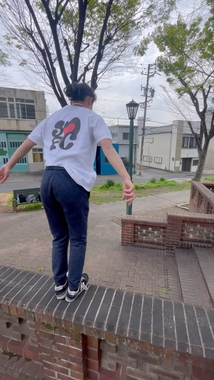 山本華歩のインスタグラム：「One jump and one line Which one do you like? 🎥 @harusame_drop @hhhhi02   👕 @spemonfc   #parkour #パルクール」