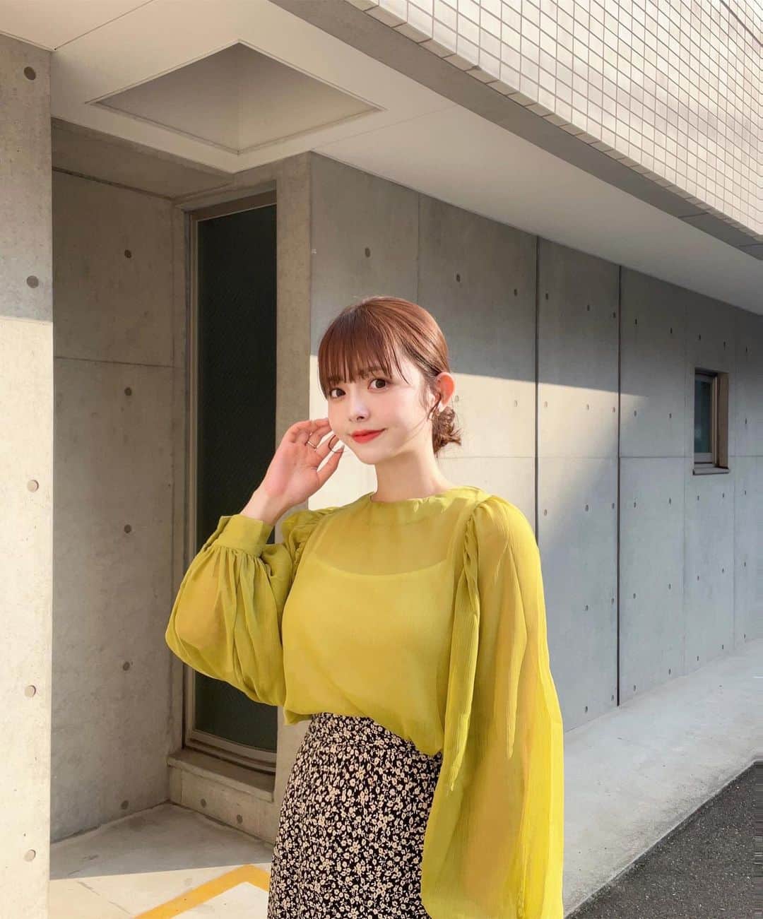 横山紗弓のインスタグラム：「昨日のばりすきロケの服🌼 JUNOAHのバルーンスリーブシアーブラウス。 その名の通り、袖のふわっと感 そして透け感のある一枚です。 涼しく着用できるのでこれからの季節にも◎ 色展開も豊富です💐 こちらSHOPLISTでID【AMTW0003232】検索すると すぐに見つかりますよ🔍 @shoplist_official #SHOPLIST #SHOPLIST購入品」