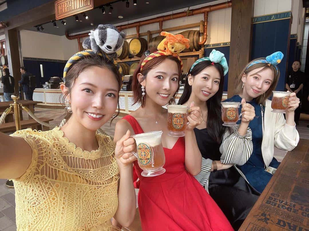 のインスタグラム：「みんなでバタービール🍻✨️口にあわあわついてる🫧 そしてクディッチ観戦のフル尺の迫真の演技をぜひご覧下さい🤣 めちゃくちゃ楽しいから恥ずかしがらずに行く方はぜひやってほしい笑 大道具大理石も木材も石も全て塩ビとかを塗装して表現してたり ほんとに一流の現場の凄さを浴びられます🙏🙏 ポイントは1つ前の投稿リールで🪄︎︎✨ ⁡ ちなみに聞かれた動きやすい靴ですがなんと私この日の朝おろしたての靴で行っていて！ でもめちゃくちゃ快適だった😊 @stella_tokyo.jp steさんのサンダルです✨️ 黄色のドレスはバチェラーで指原さん着てたやつに似てるのずっと探してて！ やっと見つけた @selectshop.ecrea さんのとこで！ さっしーさんの！って気づいてくれた方ありがとうございますー💛✨️ ⁡  #ハリポタツアー #ハリポタ #ハリーポッター  #スタジオツアー東京 #メイキングオブハリーポッター  #harrypotter #harrypotterfan #harrypotterworld  #themakingofharrypotter #studiotour #練馬 #豊島園  #観光スポット #japantravel #japantrip  #バチェラー #バチェラー4   ⁡」