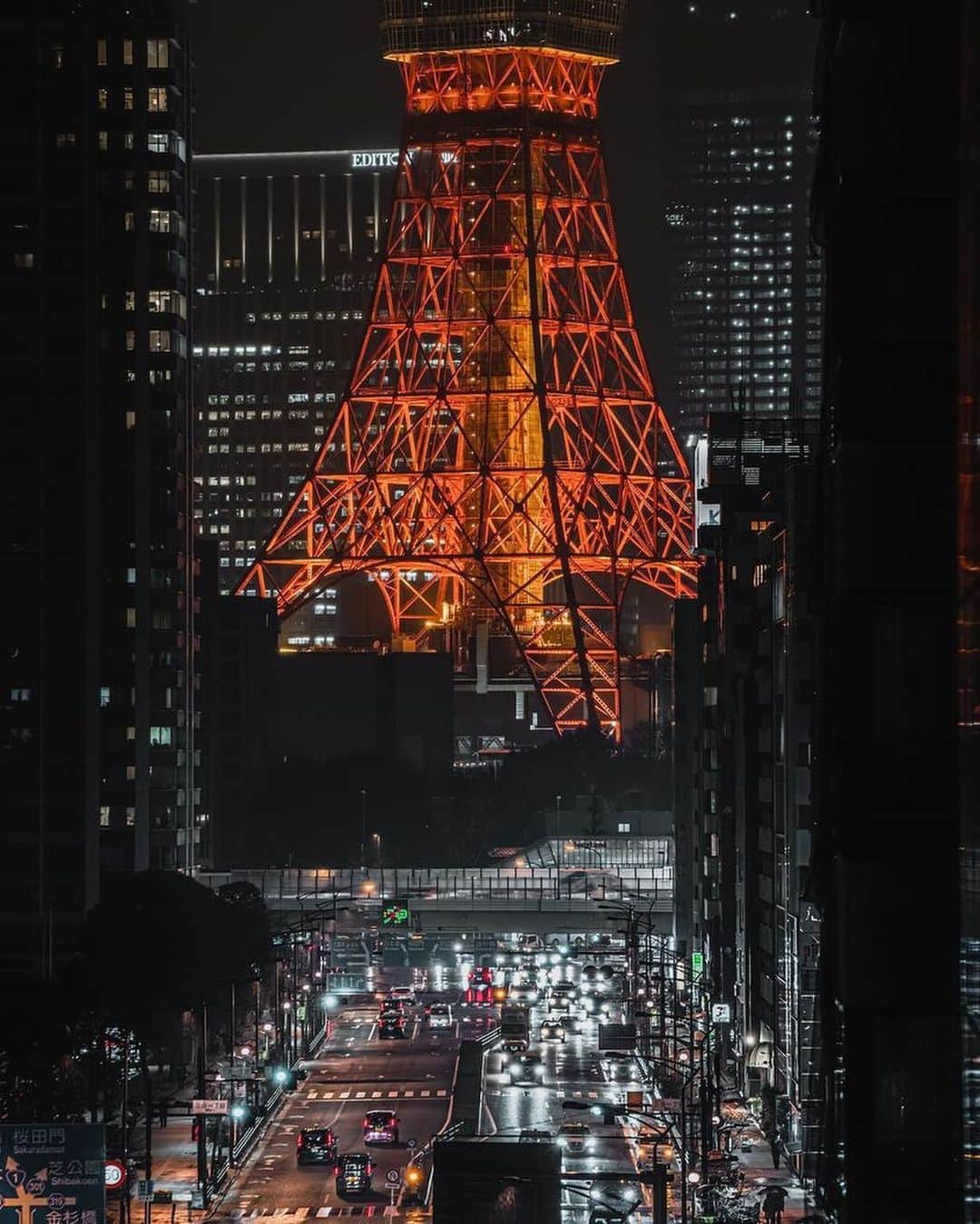 東京タワーさんのインスタグラム写真 - (東京タワーInstagram)「. 東京タワー塔脚部の存在感が際立つ こちらのお写真。   最近は東京タワー周辺にビルも増え、 足元から撮影できる箇所が減ってきたので この構図は、何か嬉しいですね😊   本日は、Your Tokyo Tower🗼から @takahiro_teach さんのお写真をご紹介！   素敵なお写真をありがとうございました！  --------------------------------  【 お知らせ 】  # your_tokyotowerで あなたの東京タワー🗼をリポスト！  皆様からの投稿どしどしお待ちしております！ （@tokyotower_official のタグ付けもよろしくね🖐）  詳細はプロフィールにある 固定されたフィード投稿から↓ @tokyotower_official  --------------------------------  #東京タワー #東京タワー🗼 #tokyotower #tokyotower🗼」6月16日 19時13分 - tokyotower_official