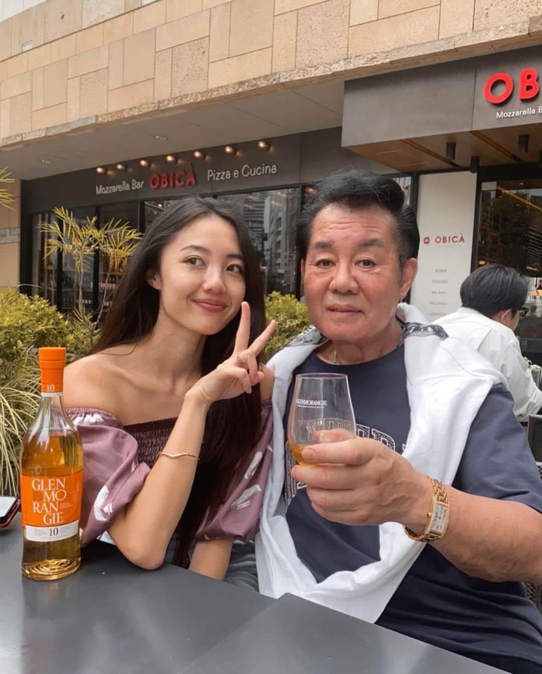 佐藤マクニッシュ怜子さんのインスタグラム写真 - (佐藤マクニッシュ怜子Instagram)「dad and daughter day 🥃  もうすぐ父の日ということで、パパとお出かけ& グレンモーレンジィの刻印グラスとボトルプレゼントした🥃  小さい頃パパの働いてる姿しか見てなかったから、自然と経営者としての背中をみて育ってきて今の私があるんだなってつくづく思う。何があっても這い上がって人生楽しんでて、山あり谷あり凄まじい経験をしてきてるのを見てるから、私もその精神や人間力は親を通して学んでたのかもなあって、最近私自身経営をしてたり大人になって思う。  親の影響や環境で人って本当に人生変わるから、私も子どもができたらこうしたいなとか色々考えるお年頃になりました💭  これからも私も突っ走って自分の道を生きていきます✌🏼  #Giftedby @Glenmorangie #Glenmorangie #グレンモーレンジィ #父の日 #父の日ギフト #PR #DrinkResponsibly」6月16日 19時14分 - reikoofficial