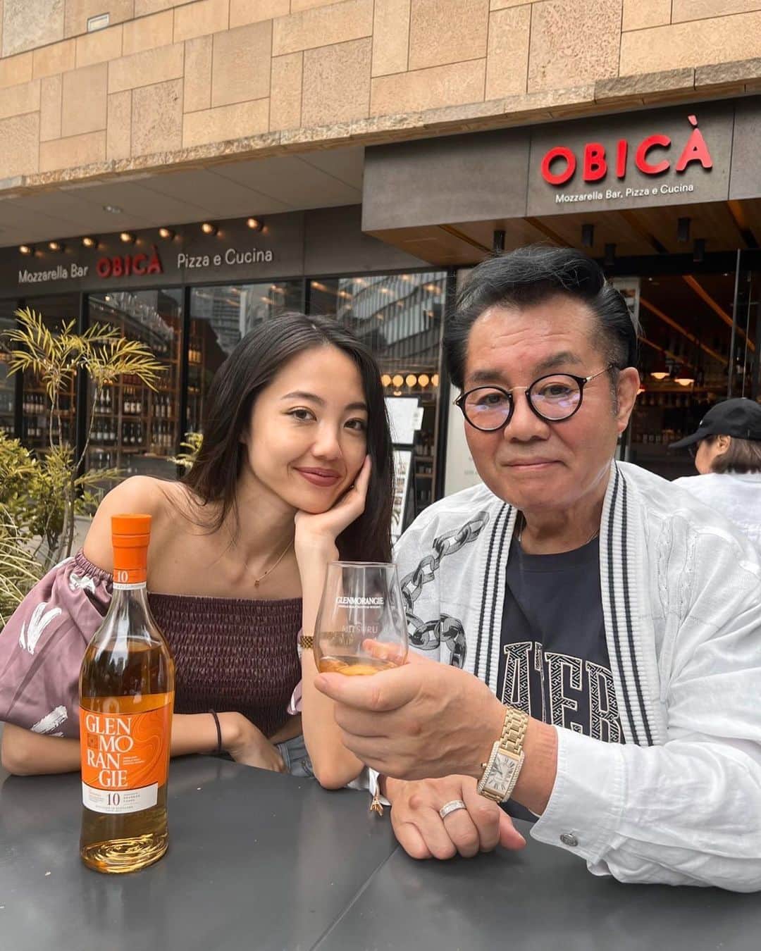 佐藤マクニッシュ怜子のインスタグラム：「dad and daughter day 🥃  もうすぐ父の日ということで、パパとお出かけ& グレンモーレンジィの刻印グラスとボトルプレゼントした🥃  小さい頃パパの働いてる姿しか見てなかったから、自然と経営者としての背中をみて育ってきて今の私があるんだなってつくづく思う。何があっても這い上がって人生楽しんでて、山あり谷あり凄まじい経験をしてきてるのを見てるから、私もその精神や人間力は親を通して学んでたのかもなあって、最近私自身経営をしてたり大人になって思う。  親の影響や環境で人って本当に人生変わるから、私も子どもができたらこうしたいなとか色々考えるお年頃になりました💭  これからも私も突っ走って自分の道を生きていきます✌🏼  #Giftedby @Glenmorangie #Glenmorangie #グレンモーレンジィ #父の日 #父の日ギフト #PR #DrinkResponsibly」