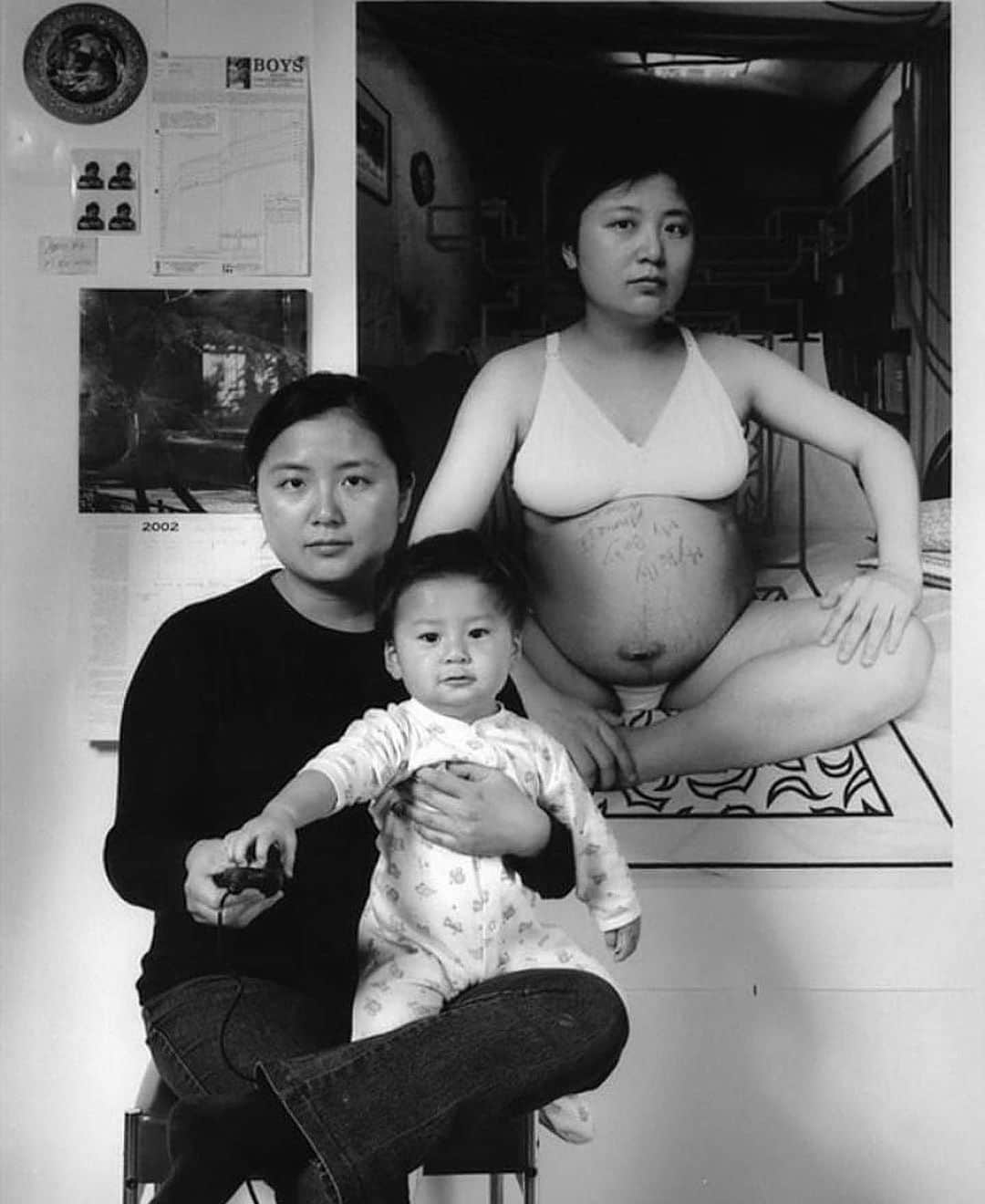 StreetArtGlobeさんのインスタグラム写真 - (StreetArtGlobeInstagram)「This mother spent 17 years documenting her son growing up.  Annie Wang (@artanniewang) is an internationally acclaimed photographer from Taipei City, Taiwan. Back in 2001, before her son was born, she started a photo series titled 'The Mother As A Creator'. In the series, she documents her child growing up and it has been an ongoing project for 17 years.  1. “The day before I was due to give birth,” 2001 2. “Pressing the camera shutter together,” 2002 3. “My son’s leg was in plaster,” 2003 4. “Celebrating Christmas,” 2004 5. “Setting up the exhibition,” 2005 6. “Working hard,” 2006 7. “Moving and uncertain,” 2010 8. “Making dreams,” 2011 9. At the same height,” 2014 10. “Arguing for freedom,” 2018」6月16日 19時15分 - streetartglobe