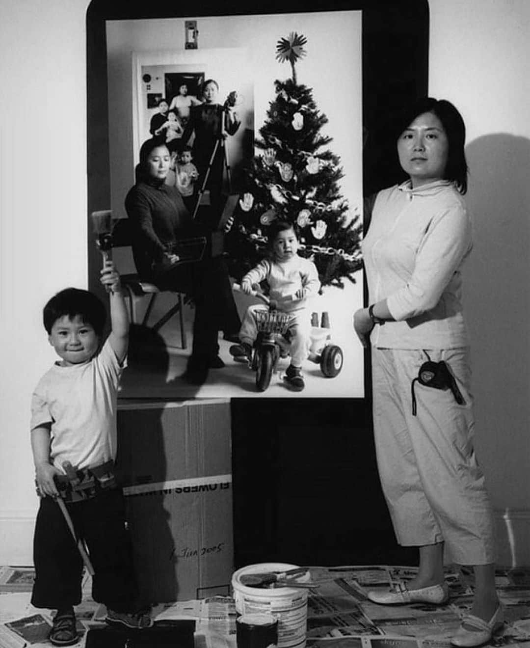StreetArtGlobeさんのインスタグラム写真 - (StreetArtGlobeInstagram)「This mother spent 17 years documenting her son growing up.  Annie Wang (@artanniewang) is an internationally acclaimed photographer from Taipei City, Taiwan. Back in 2001, before her son was born, she started a photo series titled 'The Mother As A Creator'. In the series, she documents her child growing up and it has been an ongoing project for 17 years.  1. “The day before I was due to give birth,” 2001 2. “Pressing the camera shutter together,” 2002 3. “My son’s leg was in plaster,” 2003 4. “Celebrating Christmas,” 2004 5. “Setting up the exhibition,” 2005 6. “Working hard,” 2006 7. “Moving and uncertain,” 2010 8. “Making dreams,” 2011 9. At the same height,” 2014 10. “Arguing for freedom,” 2018」6月16日 19時15分 - streetartglobe