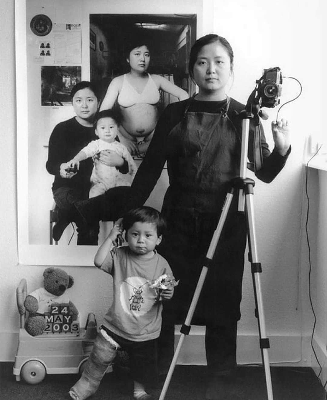 StreetArtGlobeさんのインスタグラム写真 - (StreetArtGlobeInstagram)「This mother spent 17 years documenting her son growing up.  Annie Wang (@artanniewang) is an internationally acclaimed photographer from Taipei City, Taiwan. Back in 2001, before her son was born, she started a photo series titled 'The Mother As A Creator'. In the series, she documents her child growing up and it has been an ongoing project for 17 years.  1. “The day before I was due to give birth,” 2001 2. “Pressing the camera shutter together,” 2002 3. “My son’s leg was in plaster,” 2003 4. “Celebrating Christmas,” 2004 5. “Setting up the exhibition,” 2005 6. “Working hard,” 2006 7. “Moving and uncertain,” 2010 8. “Making dreams,” 2011 9. At the same height,” 2014 10. “Arguing for freedom,” 2018」6月16日 19時15分 - streetartglobe